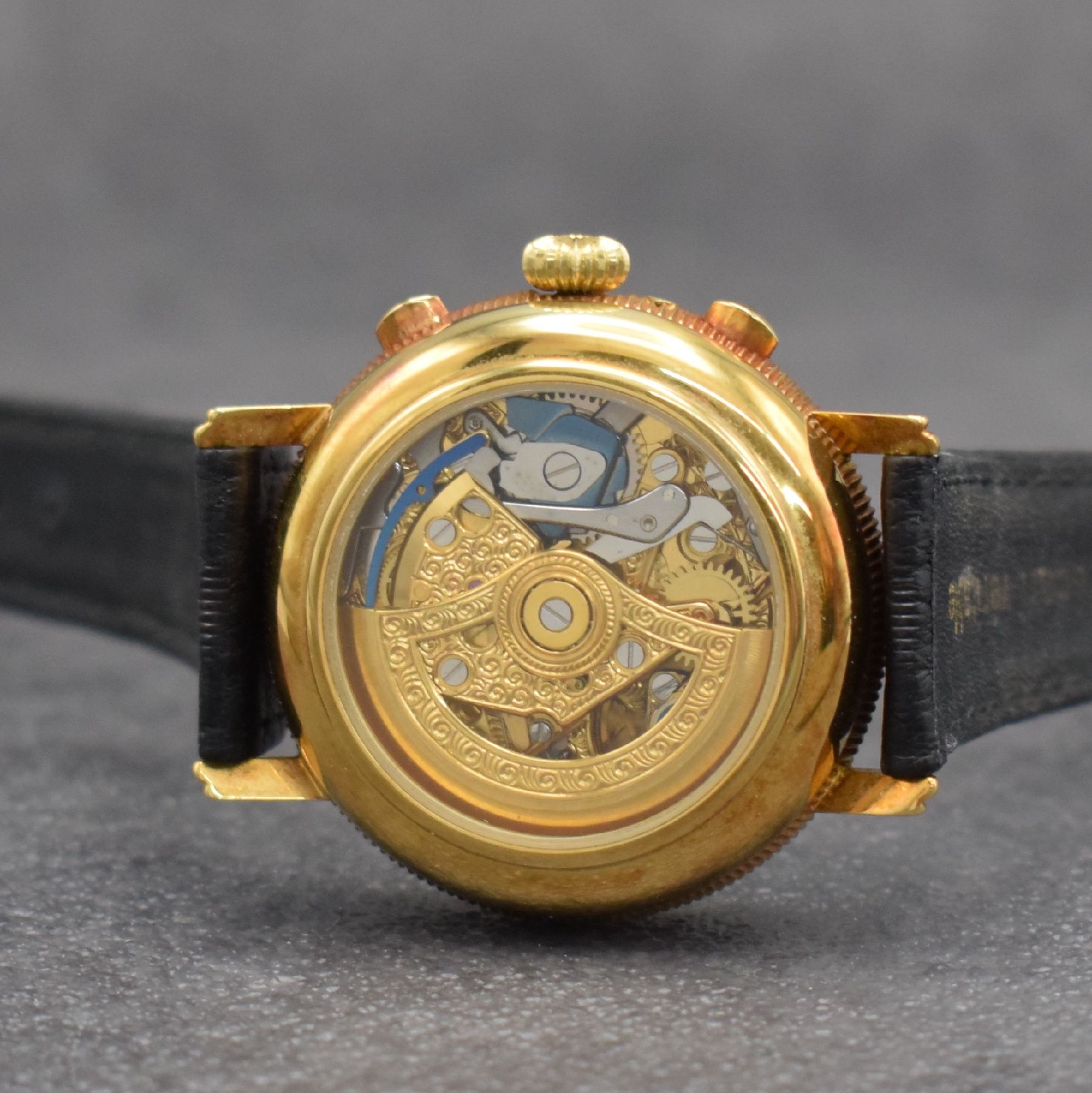 Detail e: AERO WATCH Neuchatel Herrenarmbanduhr mit Chronograph, Mondphase & Datum in GG 750/000, Schweiz um 1990, Handaufzug, 3-teil. Geh., Boden & Glasrand ...