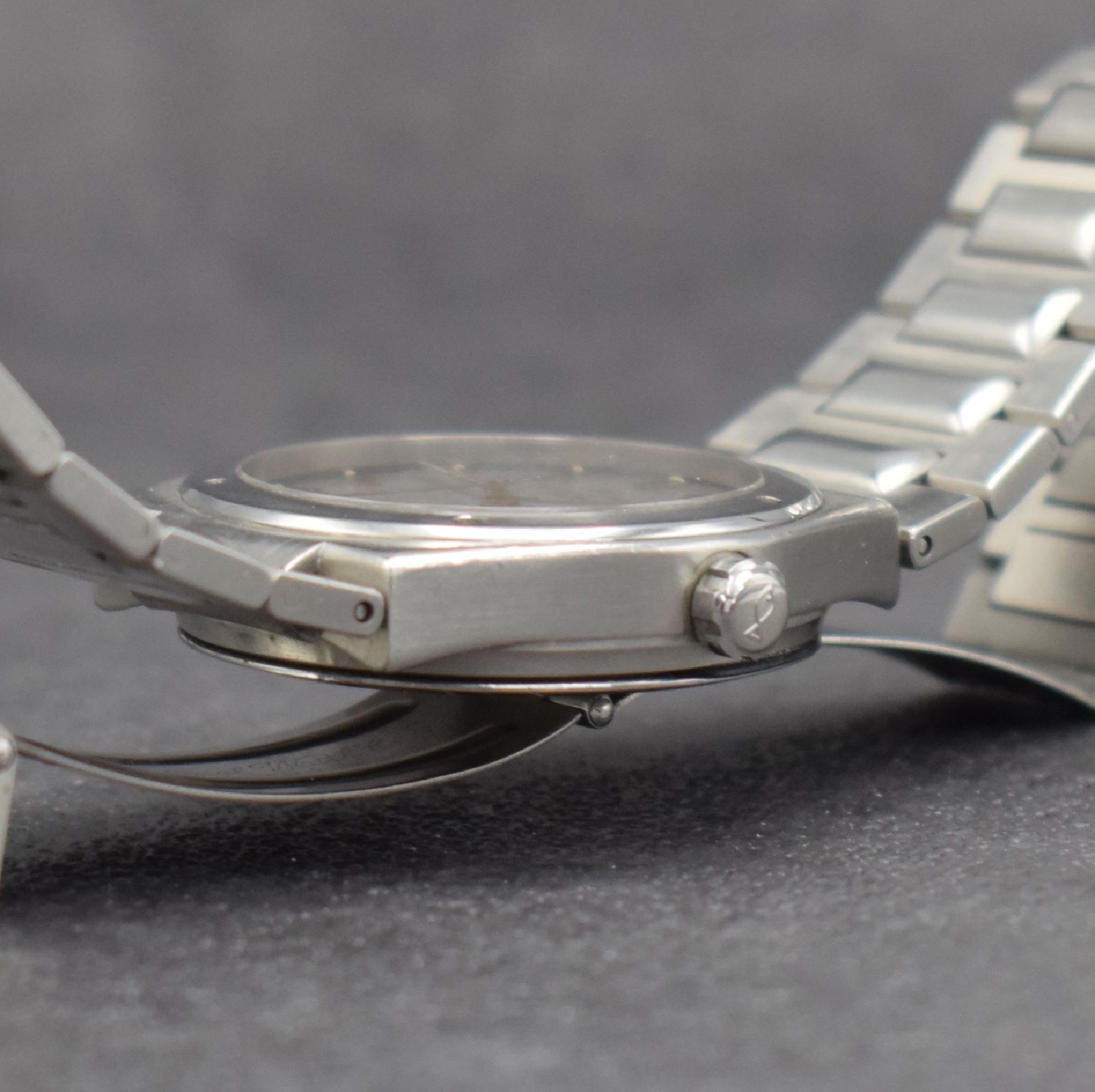Detail e: IWC Herrenarmbanduhr Modell Ingenieur Automatik SL Referenz 3506.1, Schweiz um 1990, Edelstahlgeh. inkl. Gliederband m. Faltschl., Boden, Lünette & ...