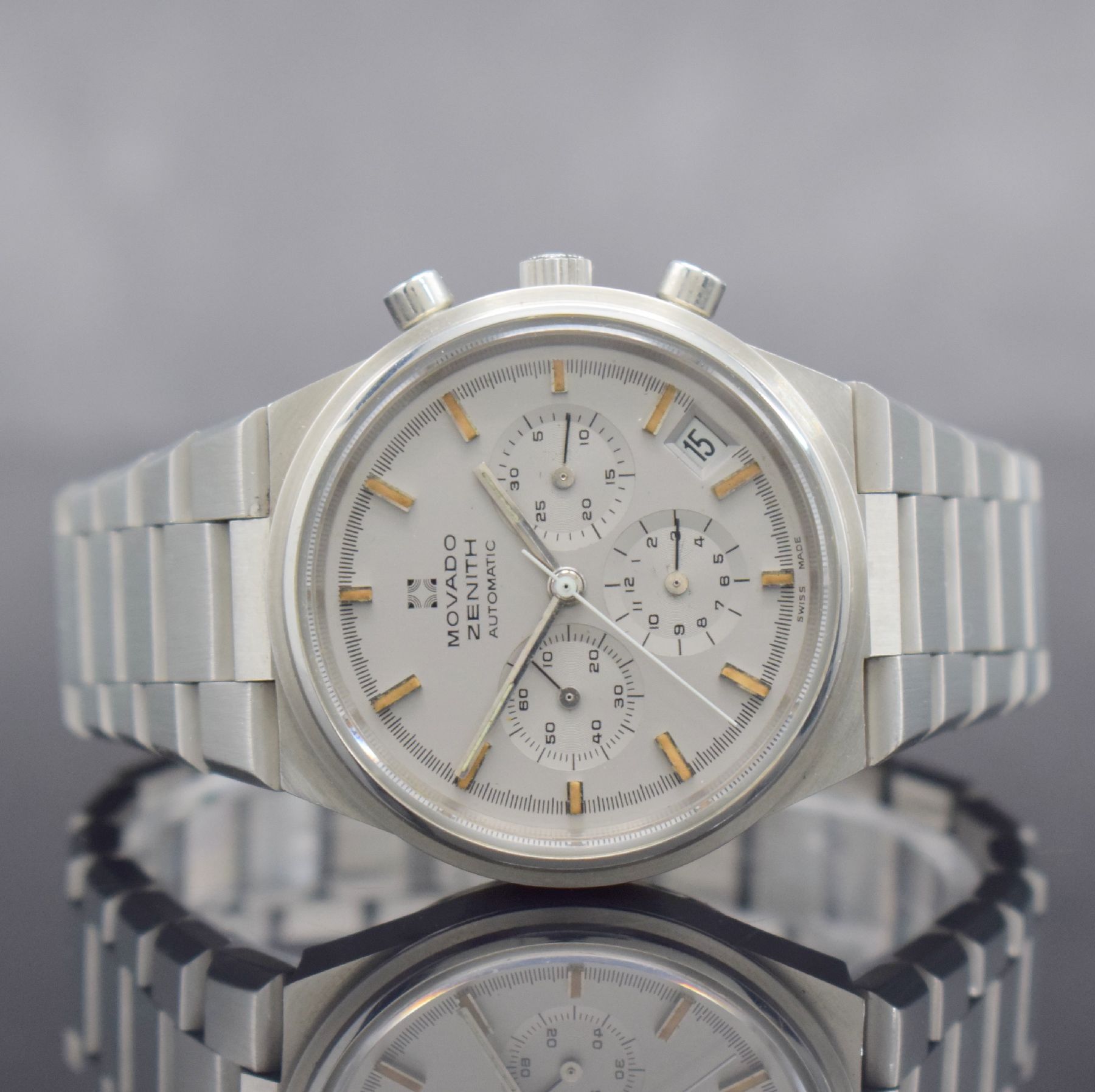 MOVADO / ZENITH Herrenarmbanduhr mit Chronograph, Schweiz um 1980, Automatik, Edelstahlgeh., orig. Gliederbd., geschr. Boden m. später. Verglasung, ...