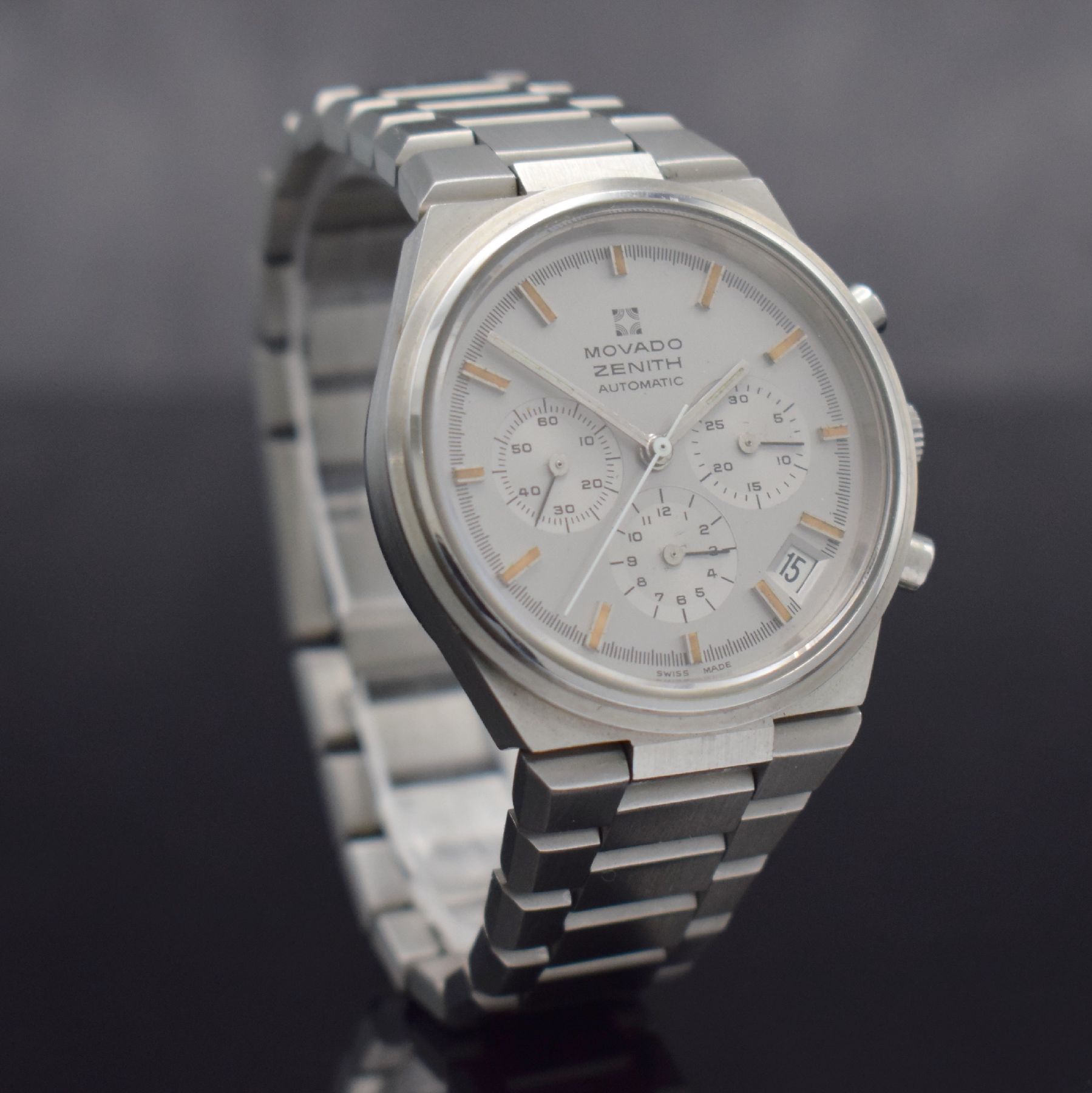 Detail d: MOVADO / ZENITH Herrenarmbanduhr mit Chronograph, Schweiz um 1980, Automatik, Edelstahlgeh., orig. Gliederbd., geschr. Boden m. später. Verglasung, ...