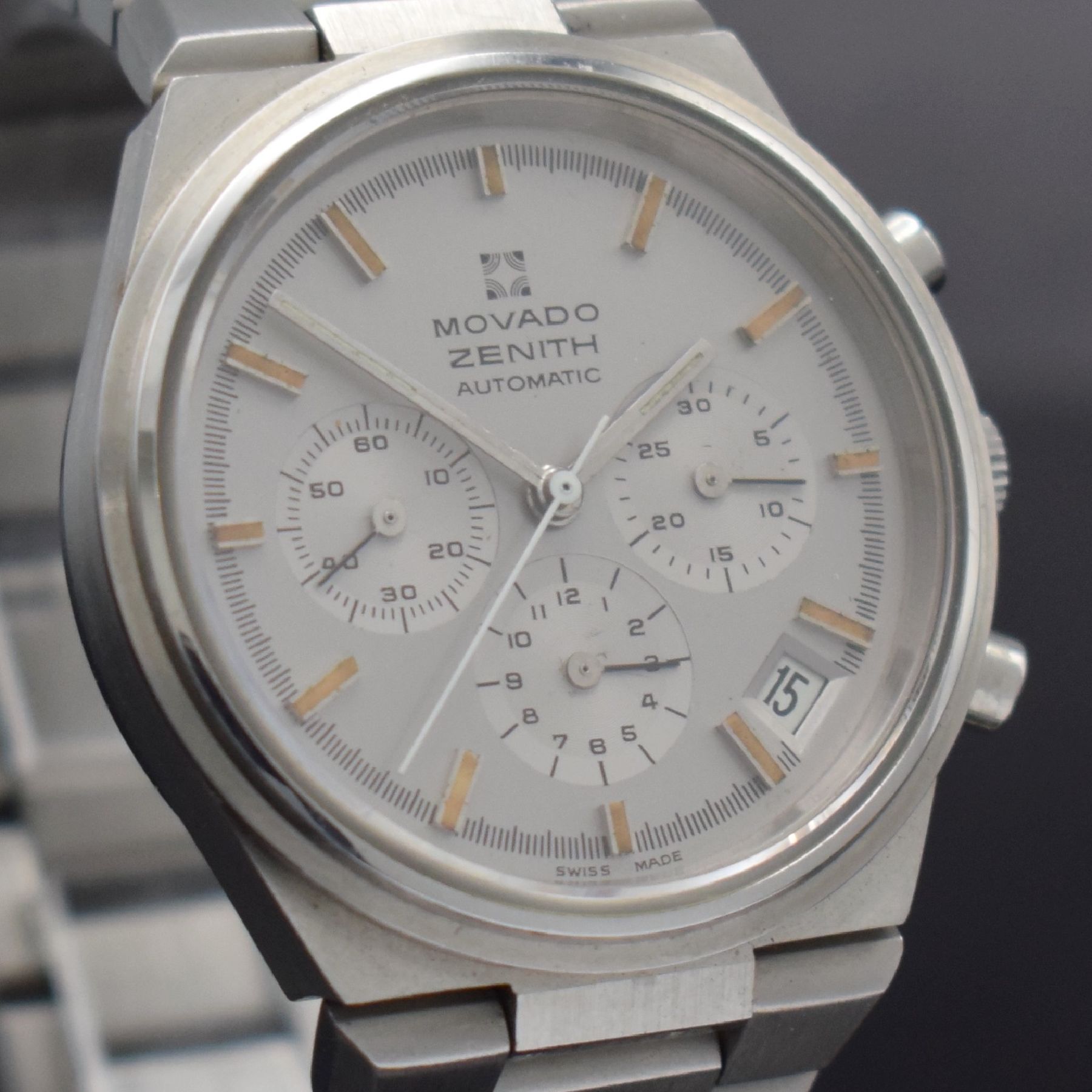 Detail e: MOVADO / ZENITH Herrenarmbanduhr mit Chronograph, Schweiz um 1980, Automatik, Edelstahlgeh., orig. Gliederbd., geschr. Boden m. später. Verglasung, ...