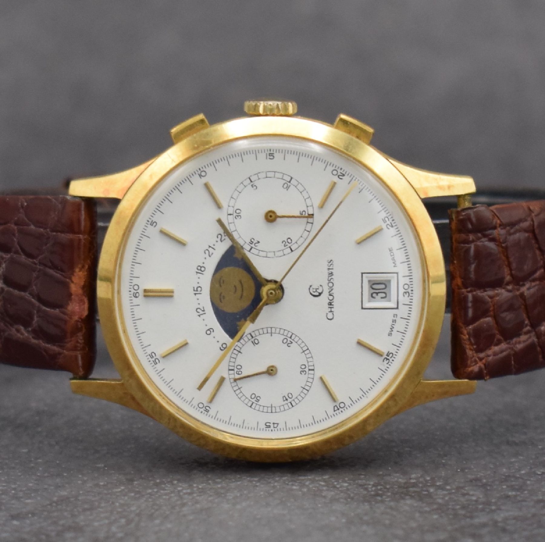 Detail a: CHRONOSWISS Herrenarmbanduhr mit Chronograph, Mondphase & Datum in GG 750/000, Schweiz um 1980, Handaufzug, 3-teil. Geh., Boden & Glasrand aufgedr., ...