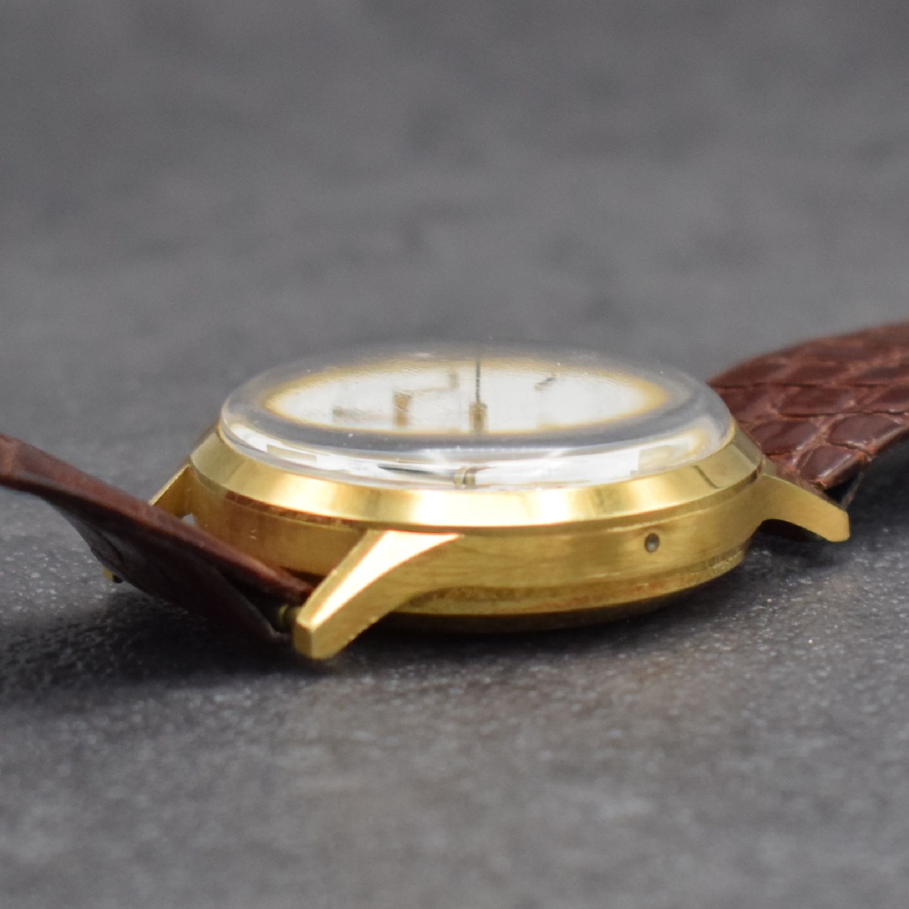 Detail d: CHRONOSWISS Herrenarmbanduhr mit Chronograph, Mondphase & Datum in GG 750/000, Schweiz um 1980, Handaufzug, 3-teil. Geh., Boden & Glasrand aufgedr., ...