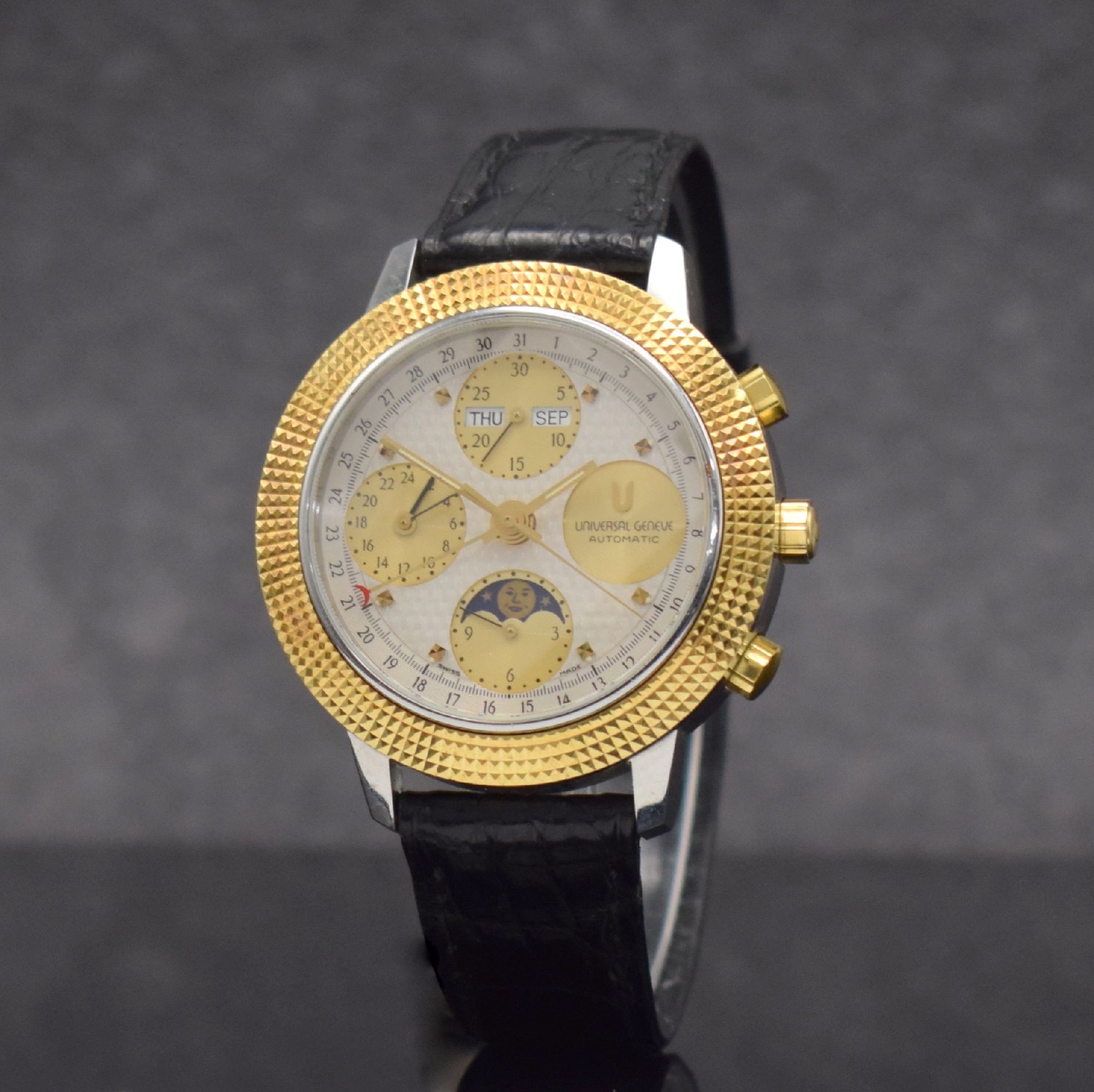 UNIVERSAL GENEVE Herrenarmbanduhr mit Chronograph & Vollkalender, Schweiz um 1990, Automatik, Edelstahlgeh., GG 750/000 Lünette m. Clous de Paris ...