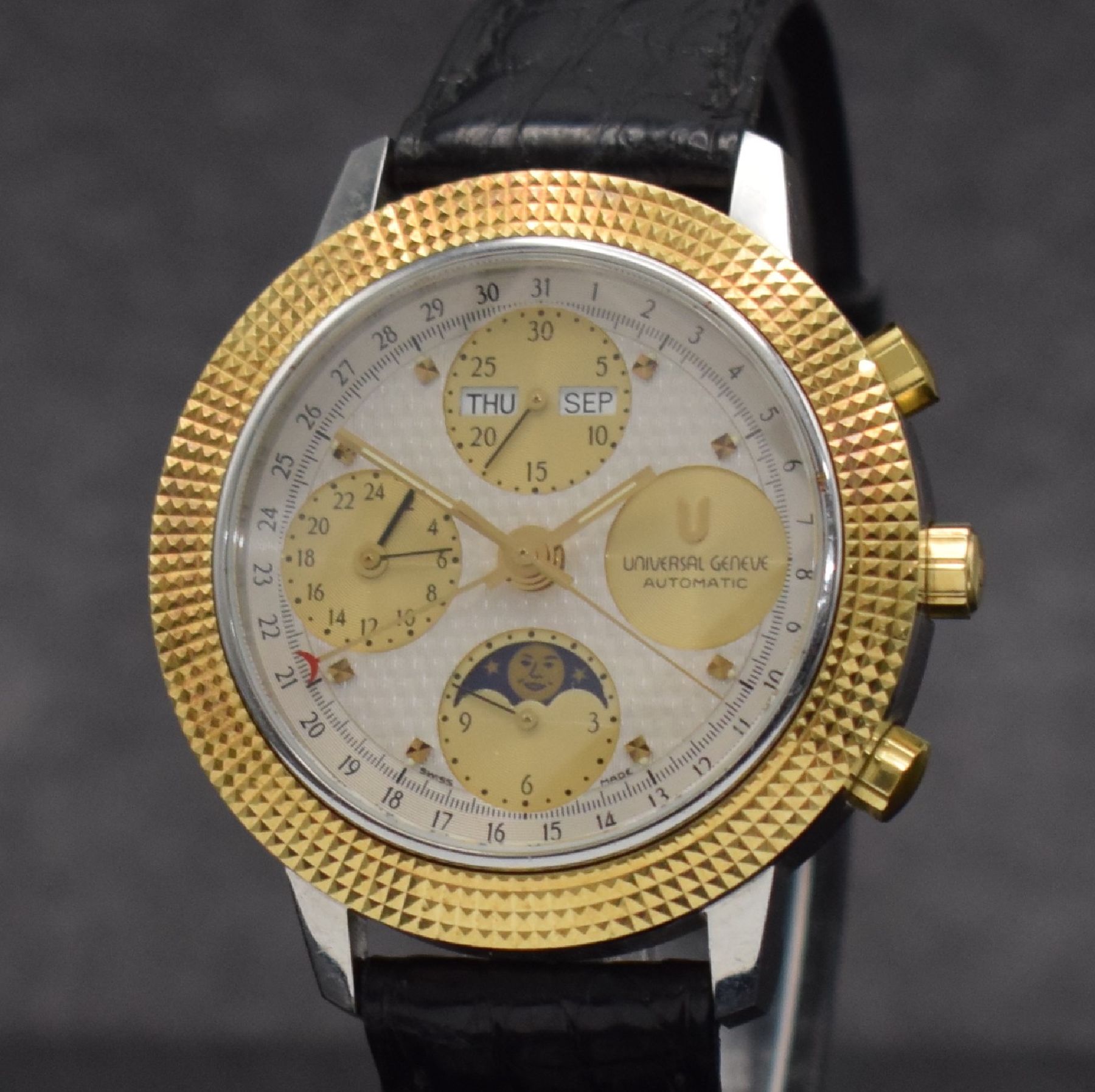 Detail a: UNIVERSAL GENEVE Herrenarmbanduhr mit Chronograph & Vollkalender, Schweiz um 1990, Automatik, Edelstahlgeh., GG 750/000 Lünette m. Clous de Paris ...