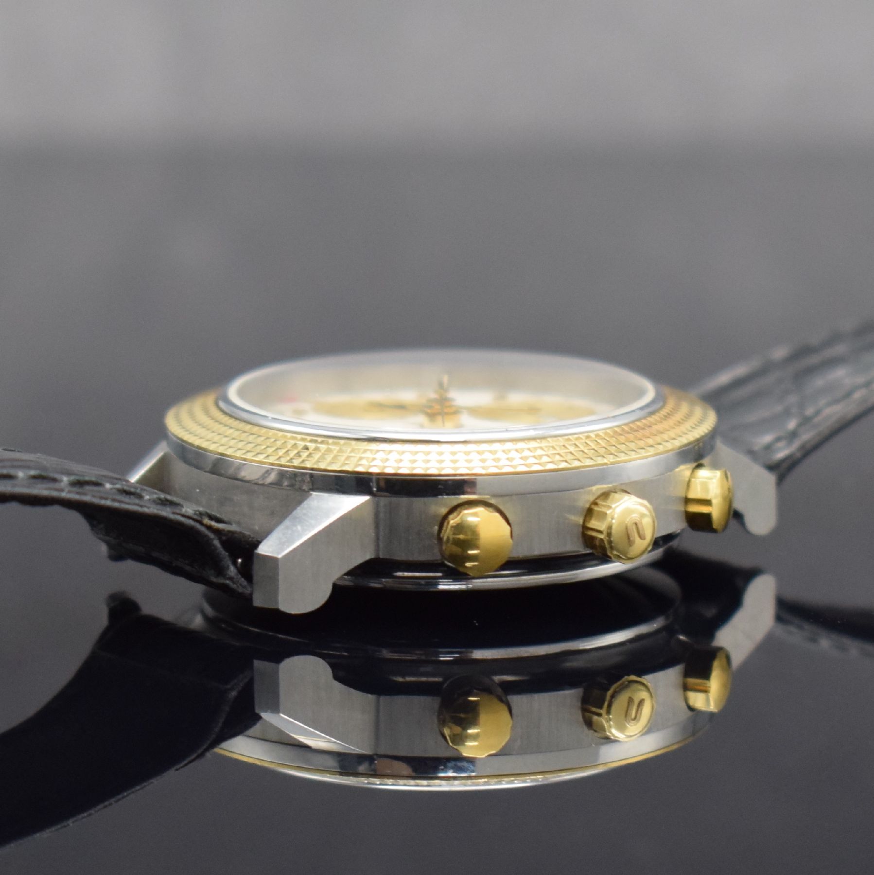 Detail c: UNIVERSAL GENEVE Herrenarmbanduhr mit Chronograph & Vollkalender, Schweiz um 1990, Automatik, Edelstahlgeh., GG 750/000 Lünette m. Clous de Paris ...