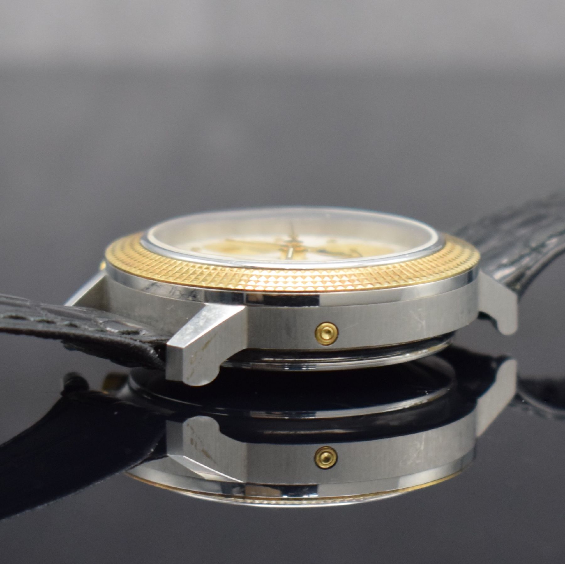 Detail d: UNIVERSAL GENEVE Herrenarmbanduhr mit Chronograph & Vollkalender, Schweiz um 1990, Automatik, Edelstahlgeh., GG 750/000 Lünette m. Clous de Paris ...