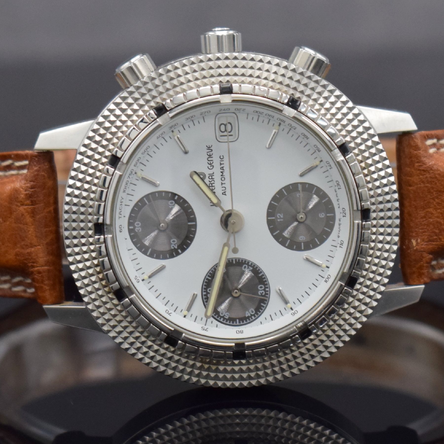 Detail a: UNIVERSAL GENEVE Armbandchronograph Referenz 104.42.980, Automatik, Schweiz um 1985, Edelstahlgeh. inkl. orig. Lederband m. orig. Dornschl., Boden ...