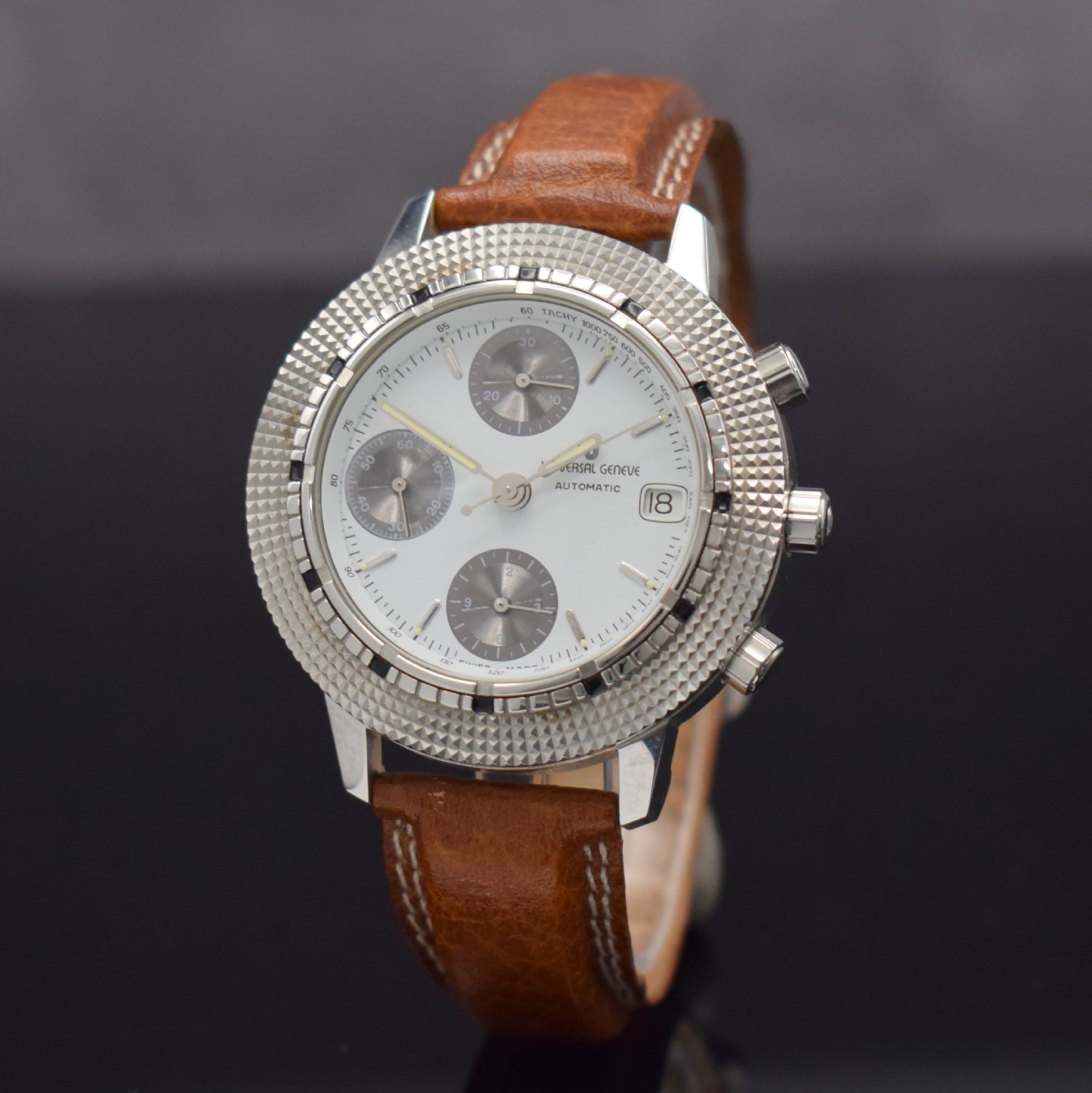 Detail b: UNIVERSAL GENEVE Armbandchronograph Referenz 104.42.980, Automatik, Schweiz um 1985, Edelstahlgeh. inkl. orig. Lederband m. orig. Dornschl., Boden ...