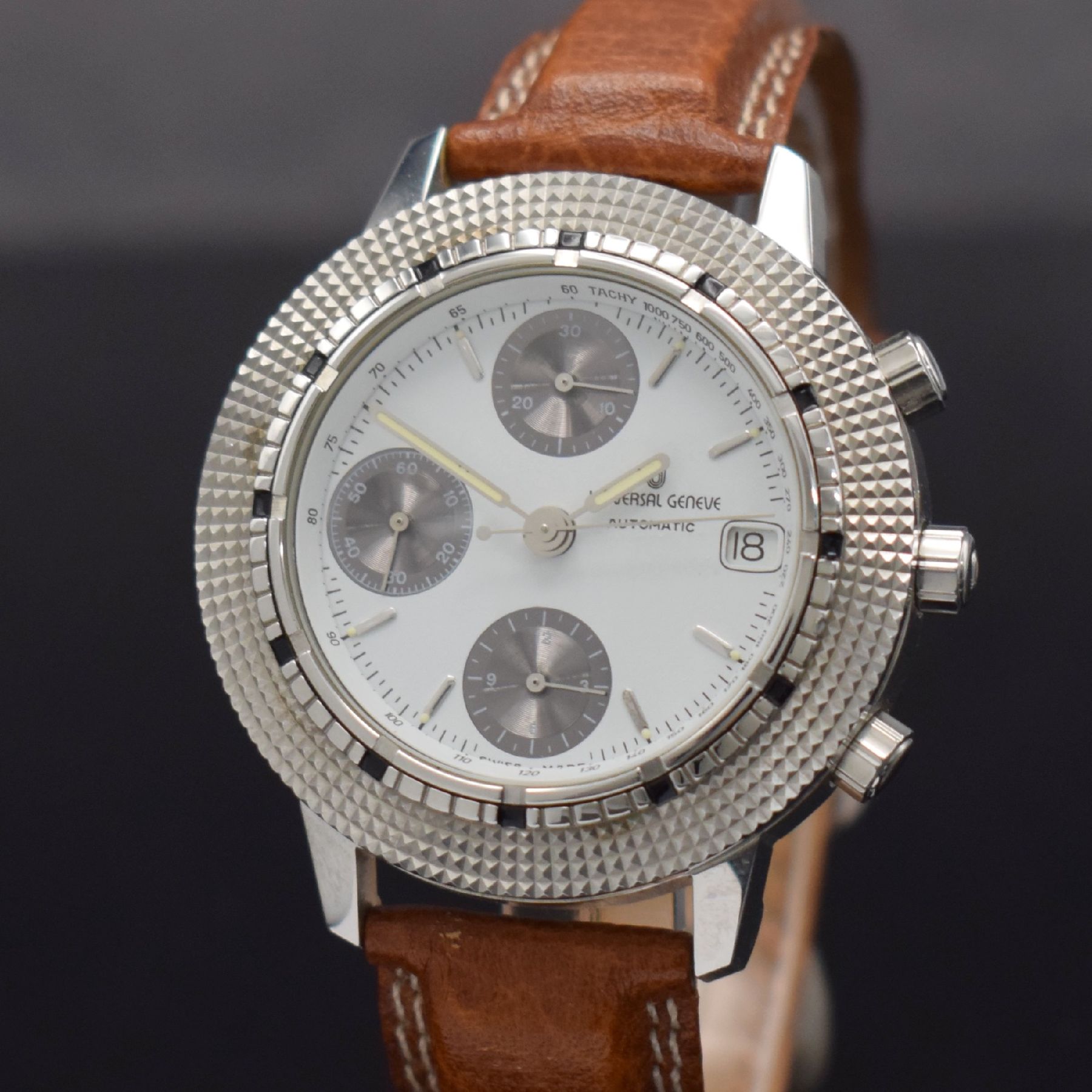Detail c: UNIVERSAL GENEVE Armbandchronograph Referenz 104.42.980, Automatik, Schweiz um 1985, Edelstahlgeh. inkl. orig. Lederband m. orig. Dornschl., Boden ...