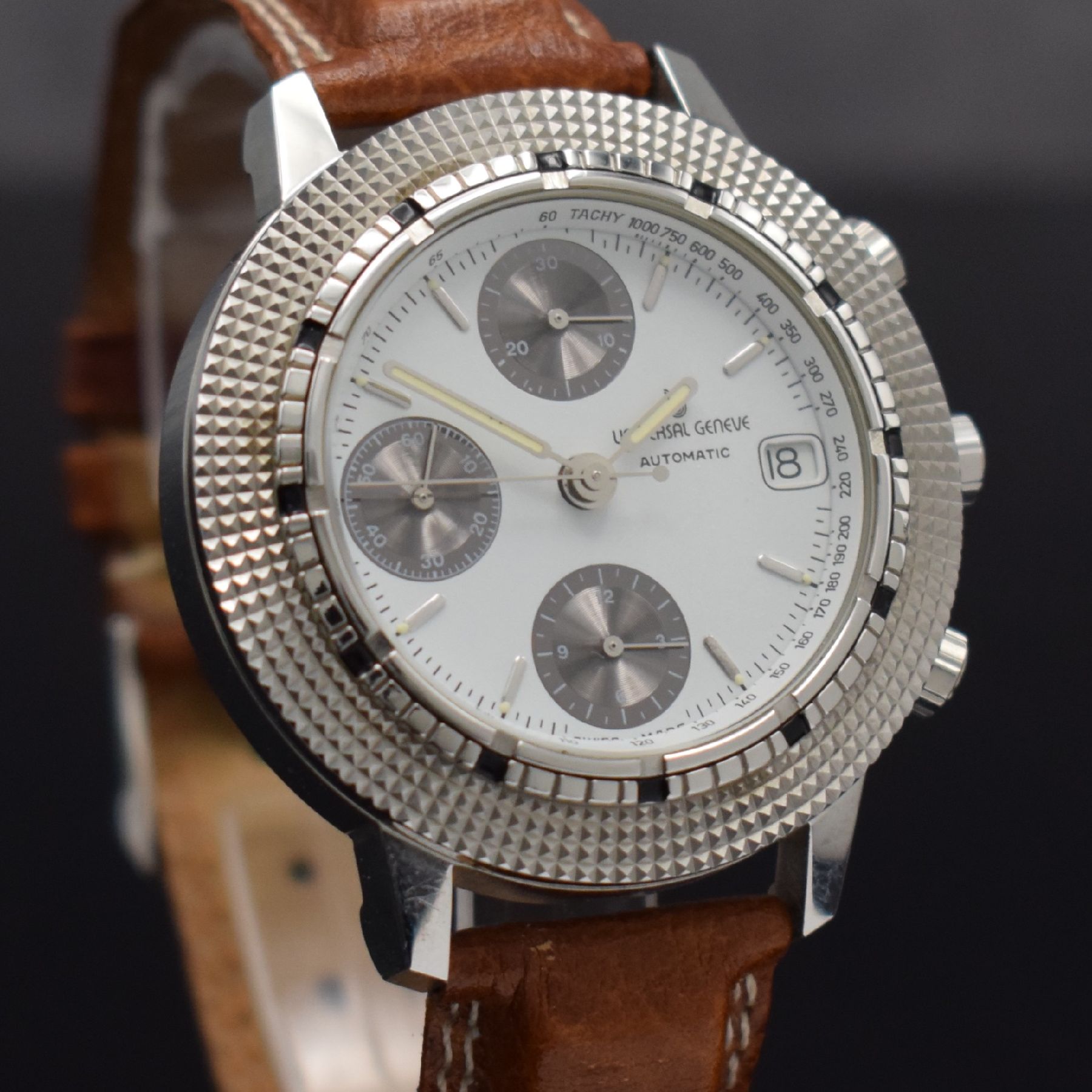 Detail e: UNIVERSAL GENEVE Armbandchronograph Referenz 104.42.980, Automatik, Schweiz um 1985, Edelstahlgeh. inkl. orig. Lederband m. orig. Dornschl., Boden ...