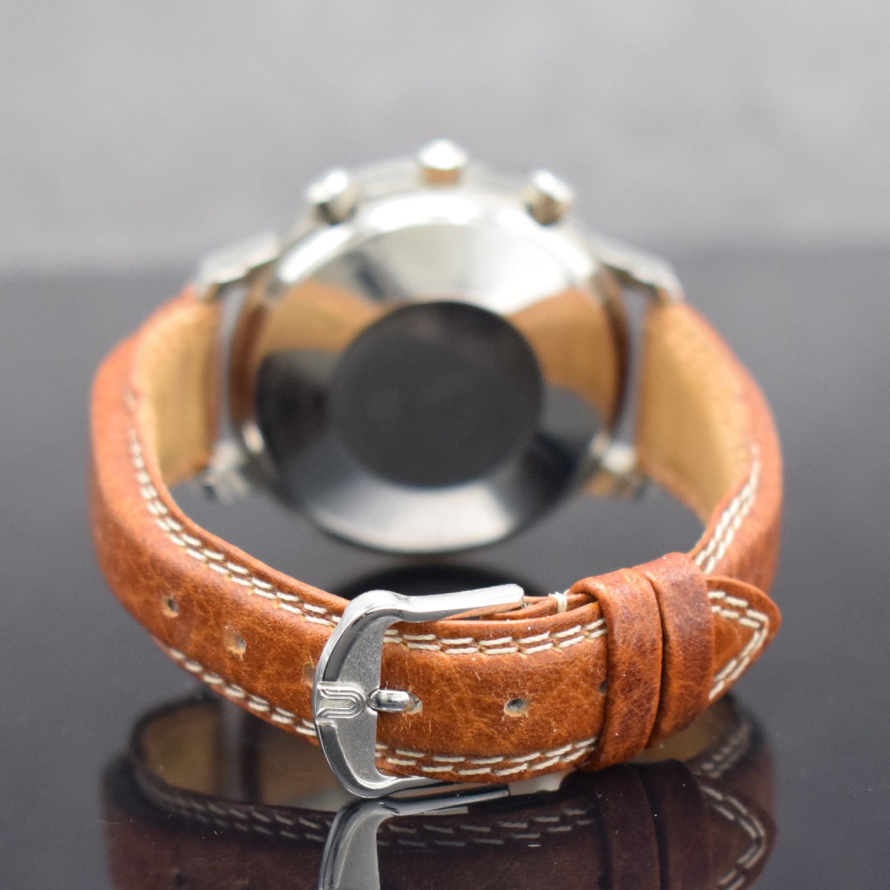 Detail f: UNIVERSAL GENEVE Armbandchronograph Referenz 104.42.980, Automatik, Schweiz um 1985, Edelstahlgeh. inkl. orig. Lederband m. orig. Dornschl., Boden ...