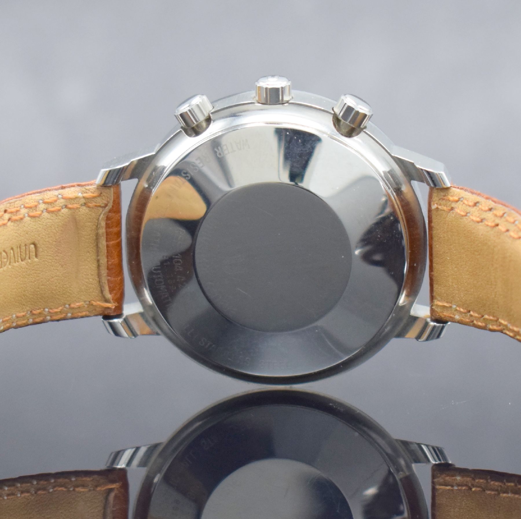Detail g: UNIVERSAL GENEVE Armbandchronograph Referenz 104.42.980, Automatik, Schweiz um 1985, Edelstahlgeh. inkl. orig. Lederband m. orig. Dornschl., Boden ...