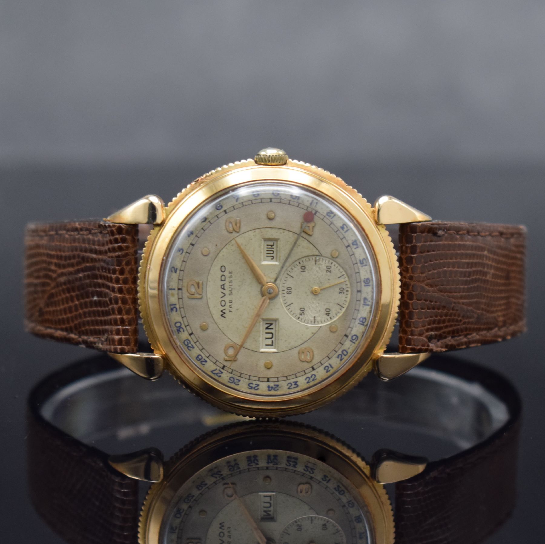 MOVADO Herrenarmbanduhr in RoseG 750/000 mit Kalender, Schweiz um 1945, Handaufzug, 3- teil. Gehäuse m. tropfenförm. Bandanstößen, Boden & ...