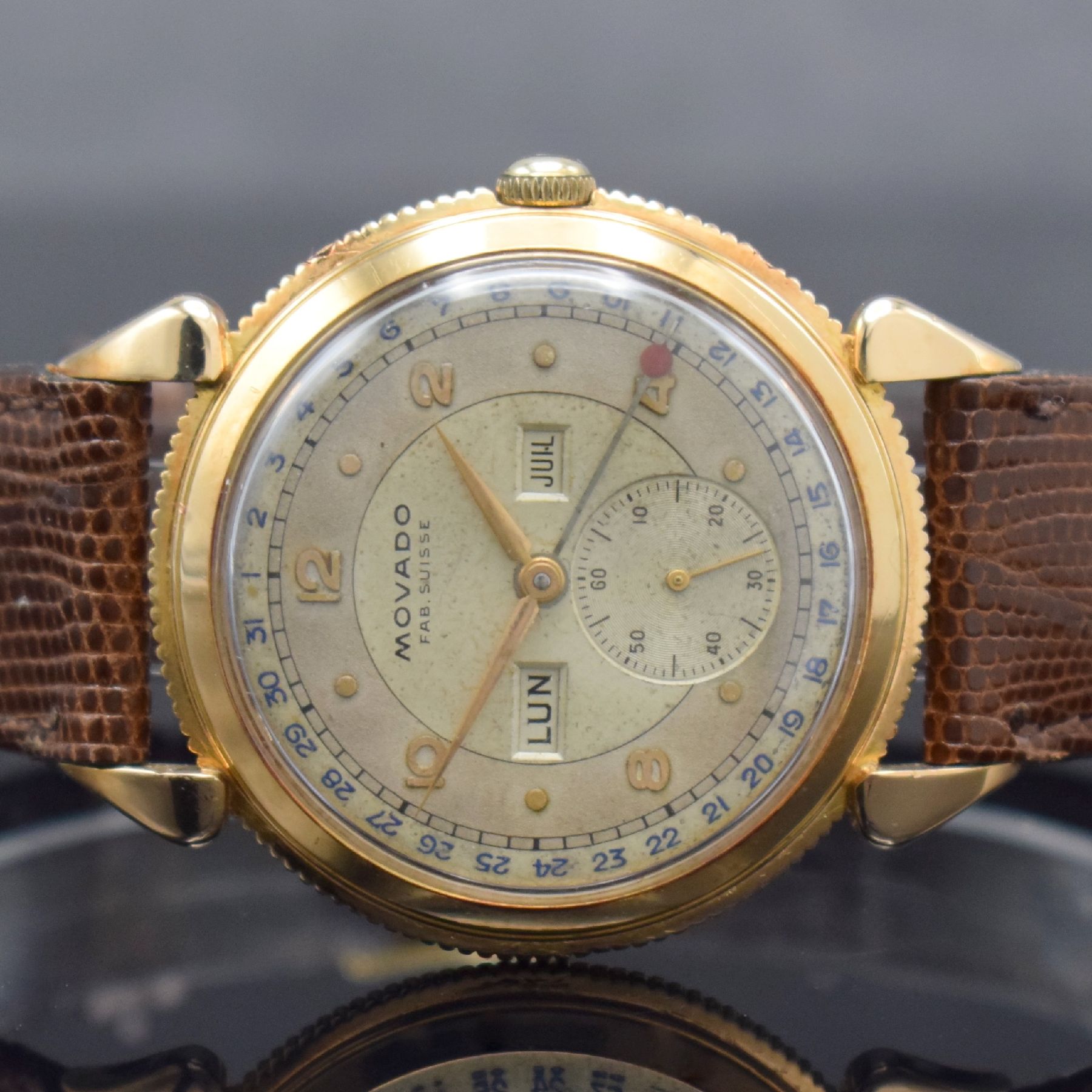 Detail a: MOVADO Herrenarmbanduhr in RoseG 750/000 mit Kalender, Schweiz um 1945, Handaufzug, 3- teil. Gehäuse m. tropfenförm. Bandanstößen, Boden & ...