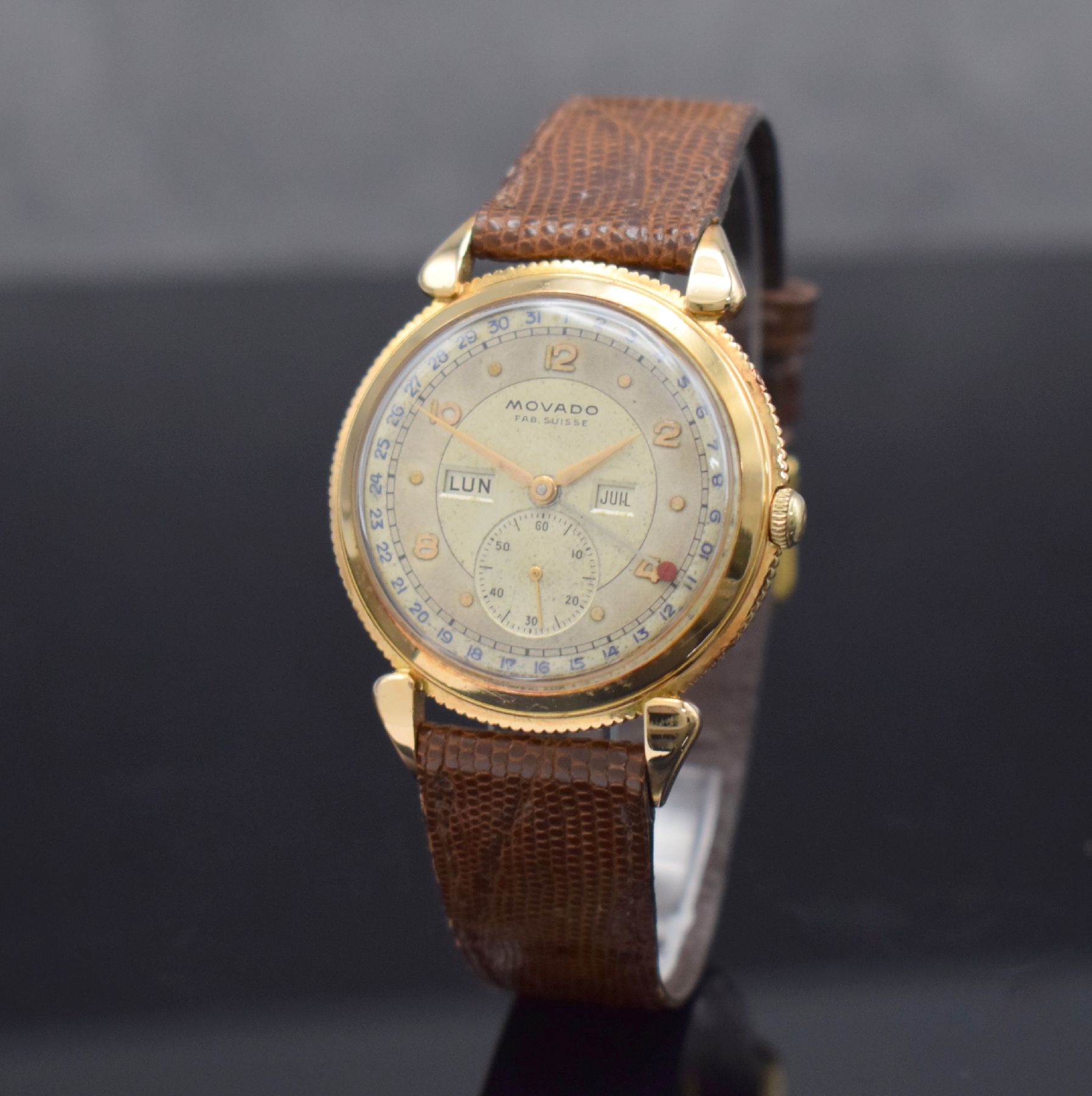 Detail b: MOVADO Herrenarmbanduhr in RoseG 750/000 mit Kalender, Schweiz um 1945, Handaufzug, 3- teil. Gehäuse m. tropfenförm. Bandanstößen, Boden & ...
