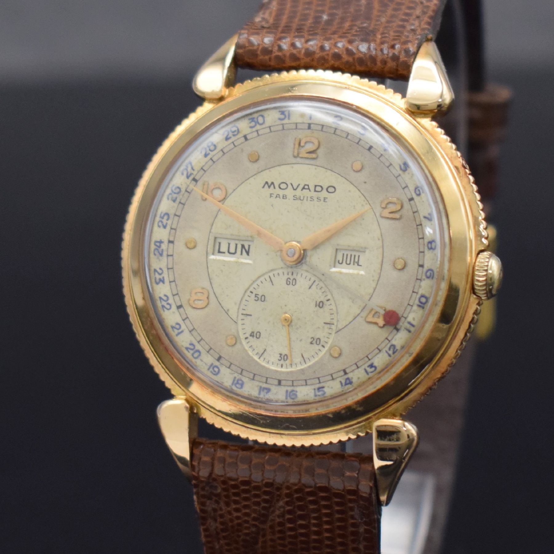 Detail c: MOVADO Herrenarmbanduhr in RoseG 750/000 mit Kalender, Schweiz um 1945, Handaufzug, 3- teil. Gehäuse m. tropfenförm. Bandanstößen, Boden & ...