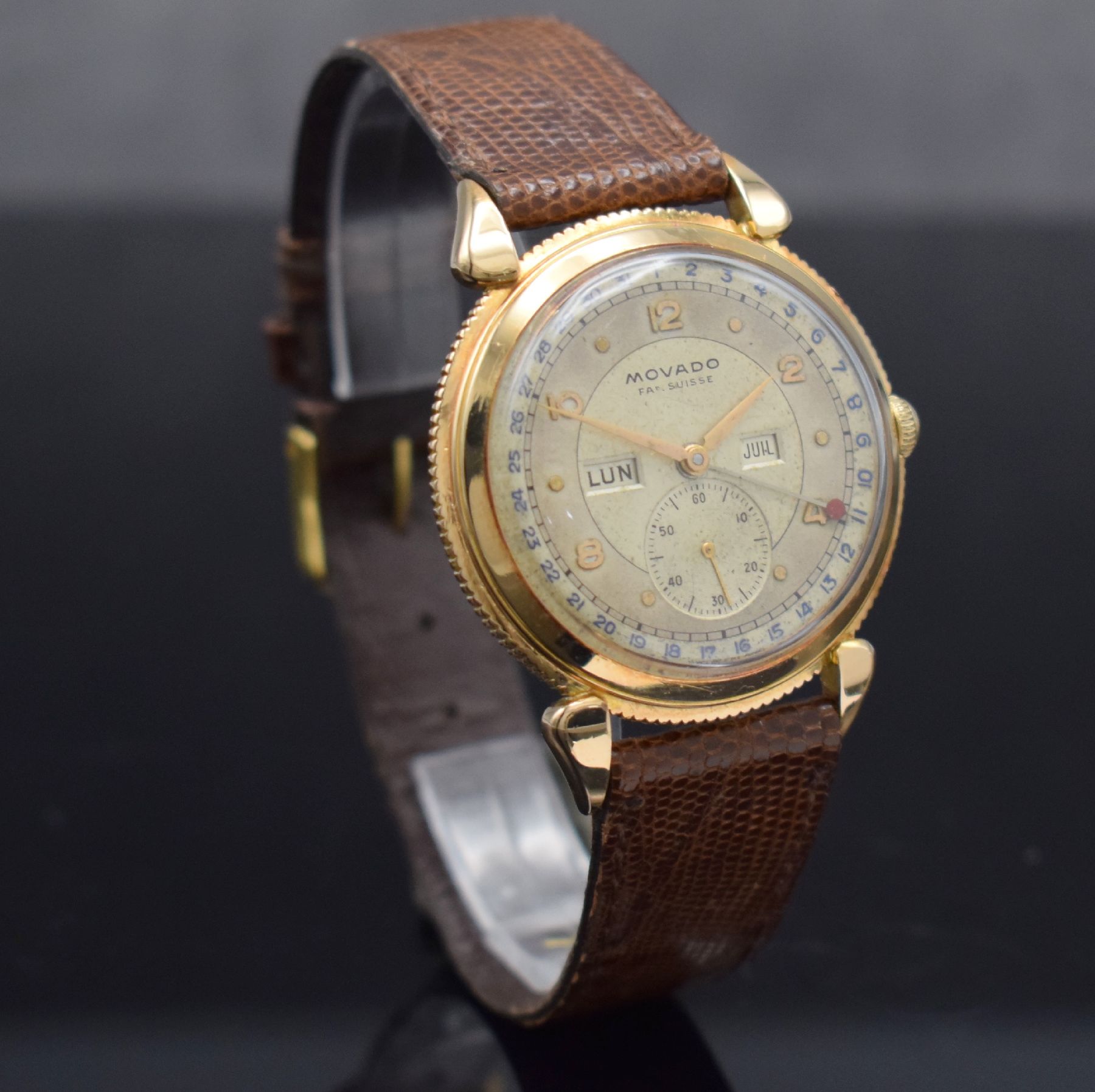 Detail d: MOVADO Herrenarmbanduhr in RoseG 750/000 mit Kalender, Schweiz um 1945, Handaufzug, 3- teil. Gehäuse m. tropfenförm. Bandanstößen, Boden & ...