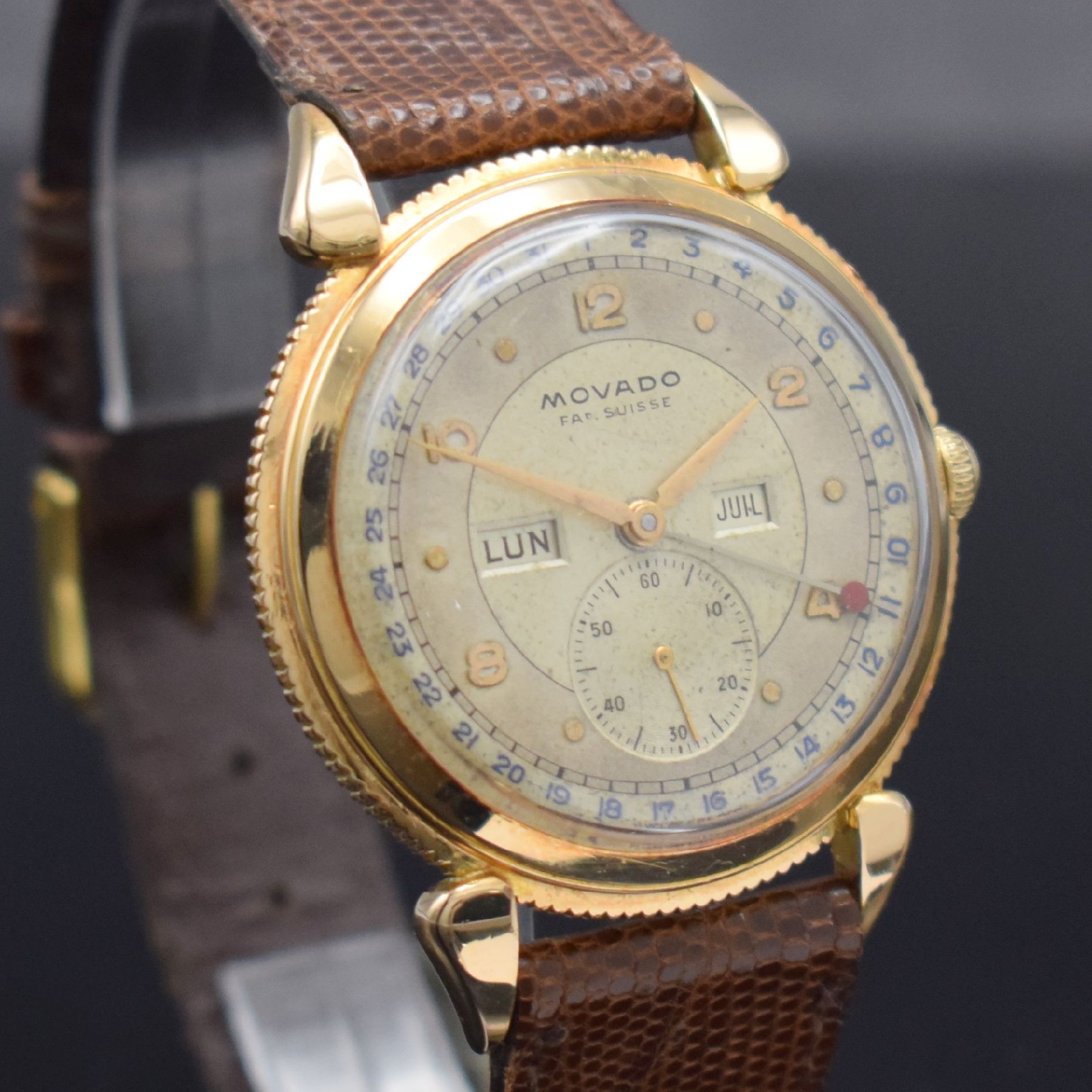 Detail e: MOVADO Herrenarmbanduhr in RoseG 750/000 mit Kalender, Schweiz um 1945, Handaufzug, 3- teil. Gehäuse m. tropfenförm. Bandanstößen, Boden & ...