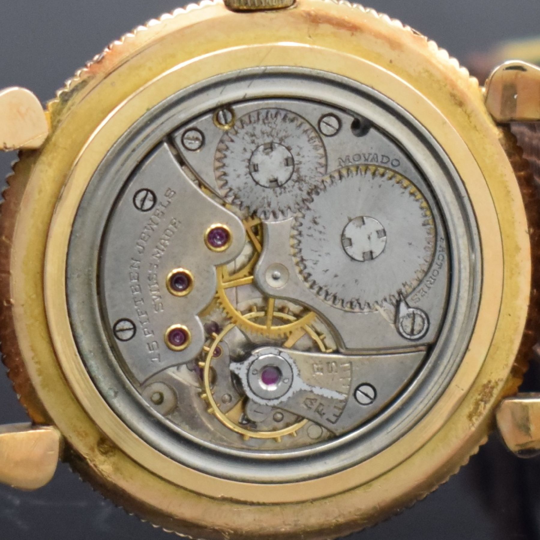 Detail g: MOVADO Herrenarmbanduhr in RoseG 750/000 mit Kalender, Schweiz um 1945, Handaufzug, 3- teil. Gehäuse m. tropfenförm. Bandanstößen, Boden & ...