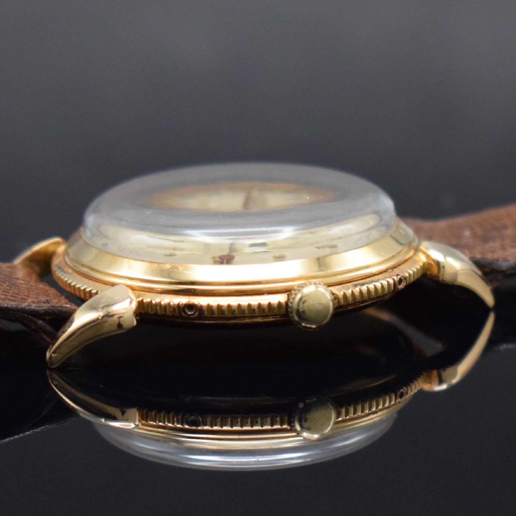 Detail h: MOVADO Herrenarmbanduhr in RoseG 750/000 mit Kalender, Schweiz um 1945, Handaufzug, 3- teil. Gehäuse m. tropfenförm. Bandanstößen, Boden & ...