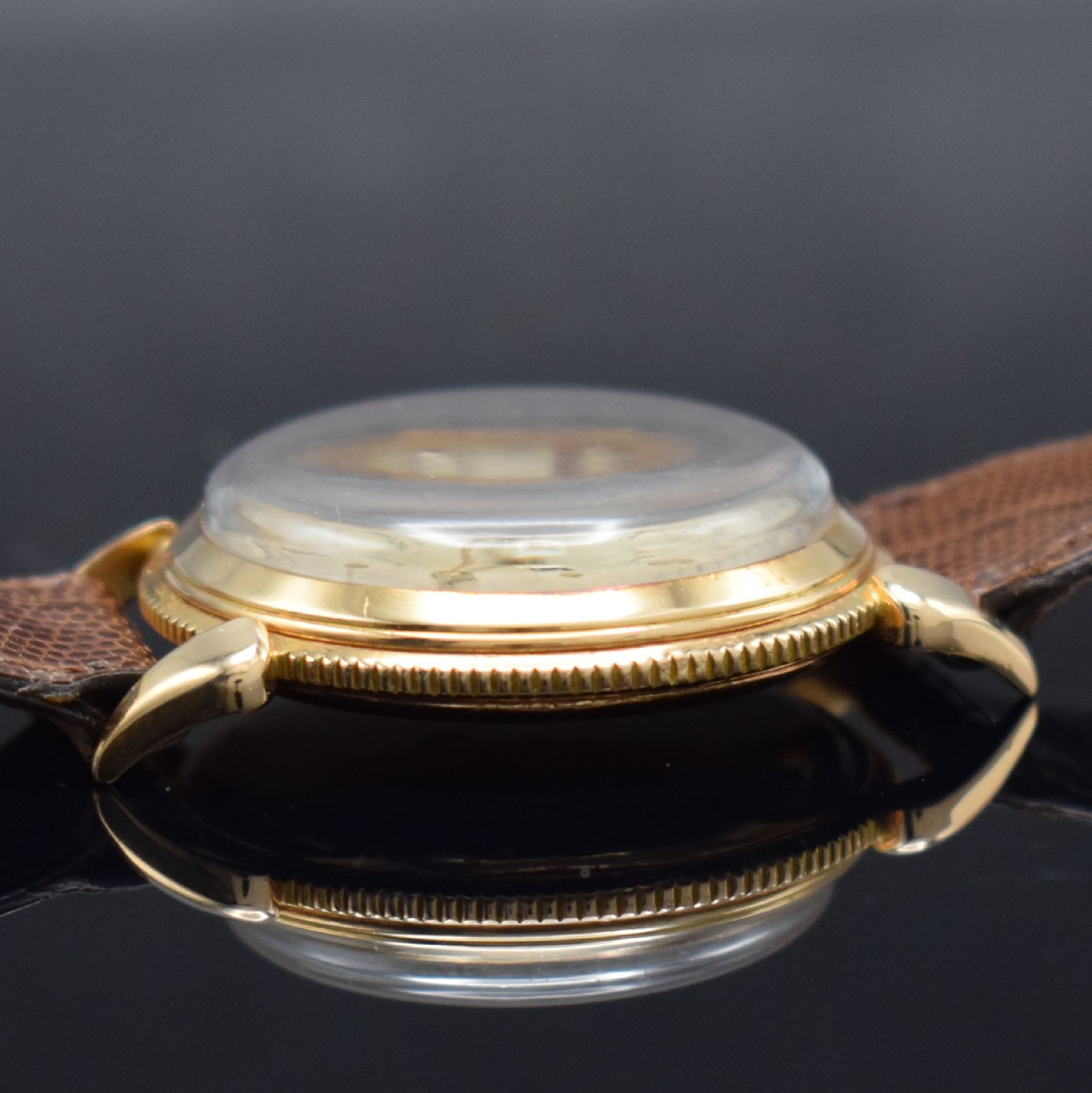Detail i: MOVADO Herrenarmbanduhr in RoseG 750/000 mit Kalender, Schweiz um 1945, Handaufzug, 3- teil. Gehäuse m. tropfenförm. Bandanstößen, Boden & ...