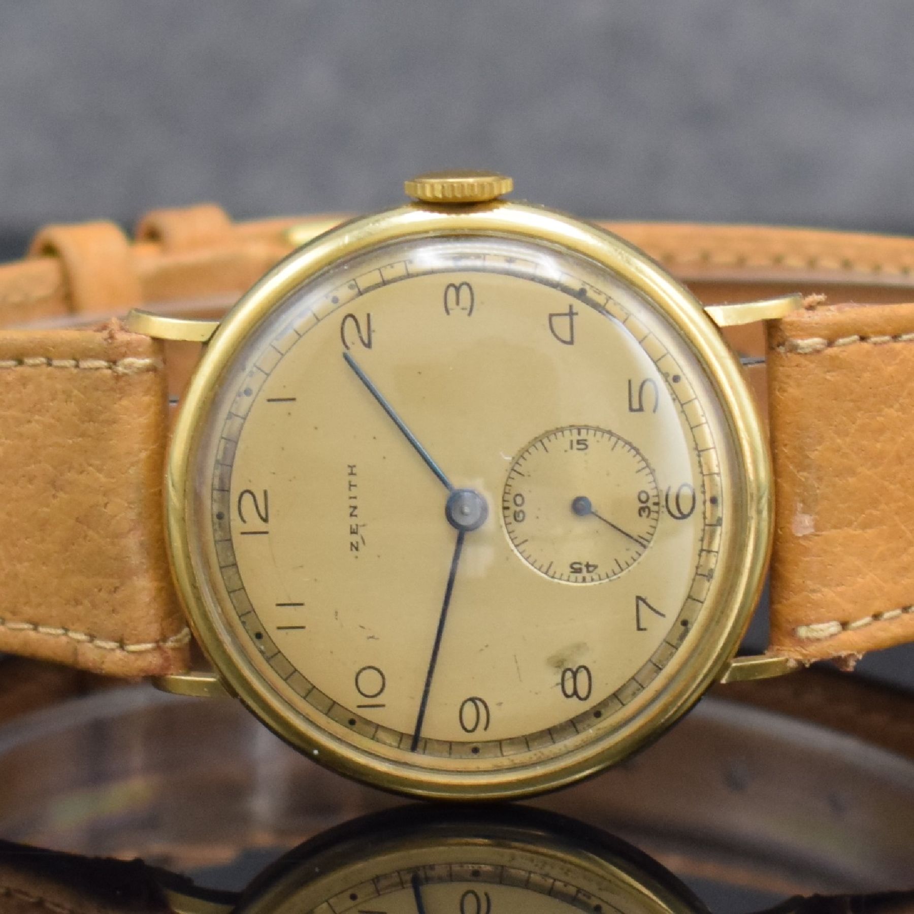 Detail a: ZENITH Herrenarmbanduhr in GG 750/000, Schweiz um 1940, Handaufzug, 3-teil. Gehäuse, Boden & Glasrand aufgedr., gold. Zifferbl. m. arab. Zahlen, ...