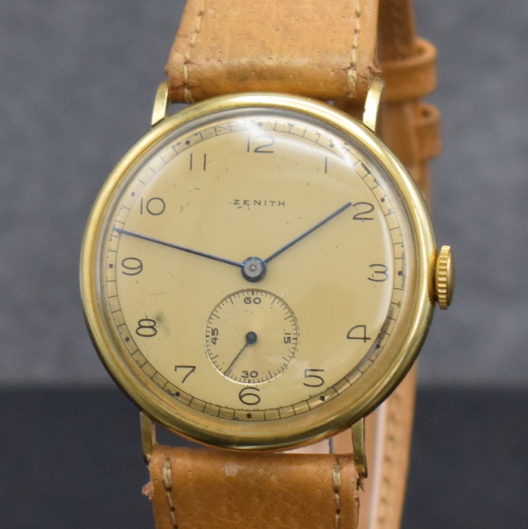 Detail c: ZENITH Herrenarmbanduhr in GG 750/000, Schweiz um 1940, Handaufzug, 3-teil. Gehäuse, Boden & Glasrand aufgedr., gold. Zifferbl. m. arab. Zahlen, ...