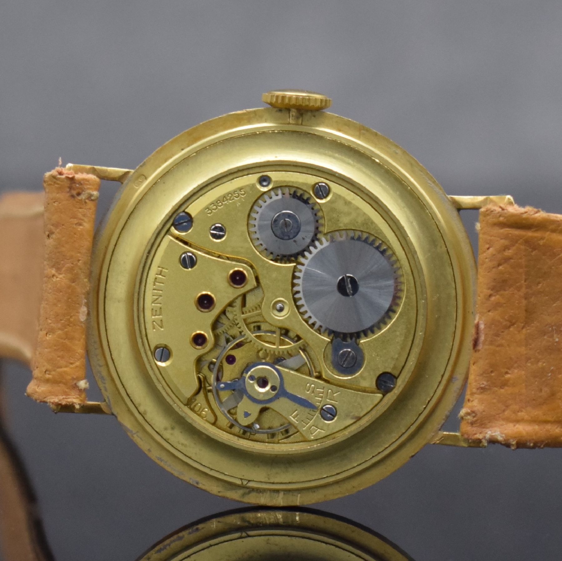 Detail e: ZENITH Herrenarmbanduhr in GG 750/000, Schweiz um 1940, Handaufzug, 3-teil. Gehäuse, Boden & Glasrand aufgedr., gold. Zifferbl. m. arab. Zahlen, ...