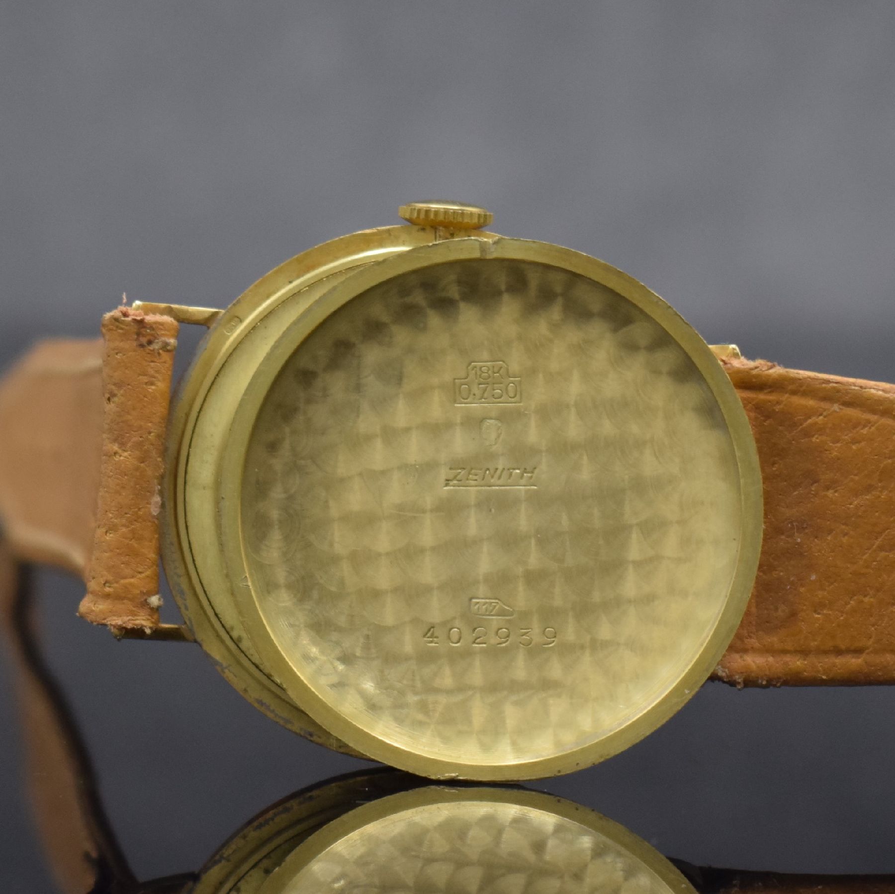 Detail f: ZENITH Herrenarmbanduhr in GG 750/000, Schweiz um 1940, Handaufzug, 3-teil. Gehäuse, Boden & Glasrand aufgedr., gold. Zifferbl. m. arab. Zahlen, ...