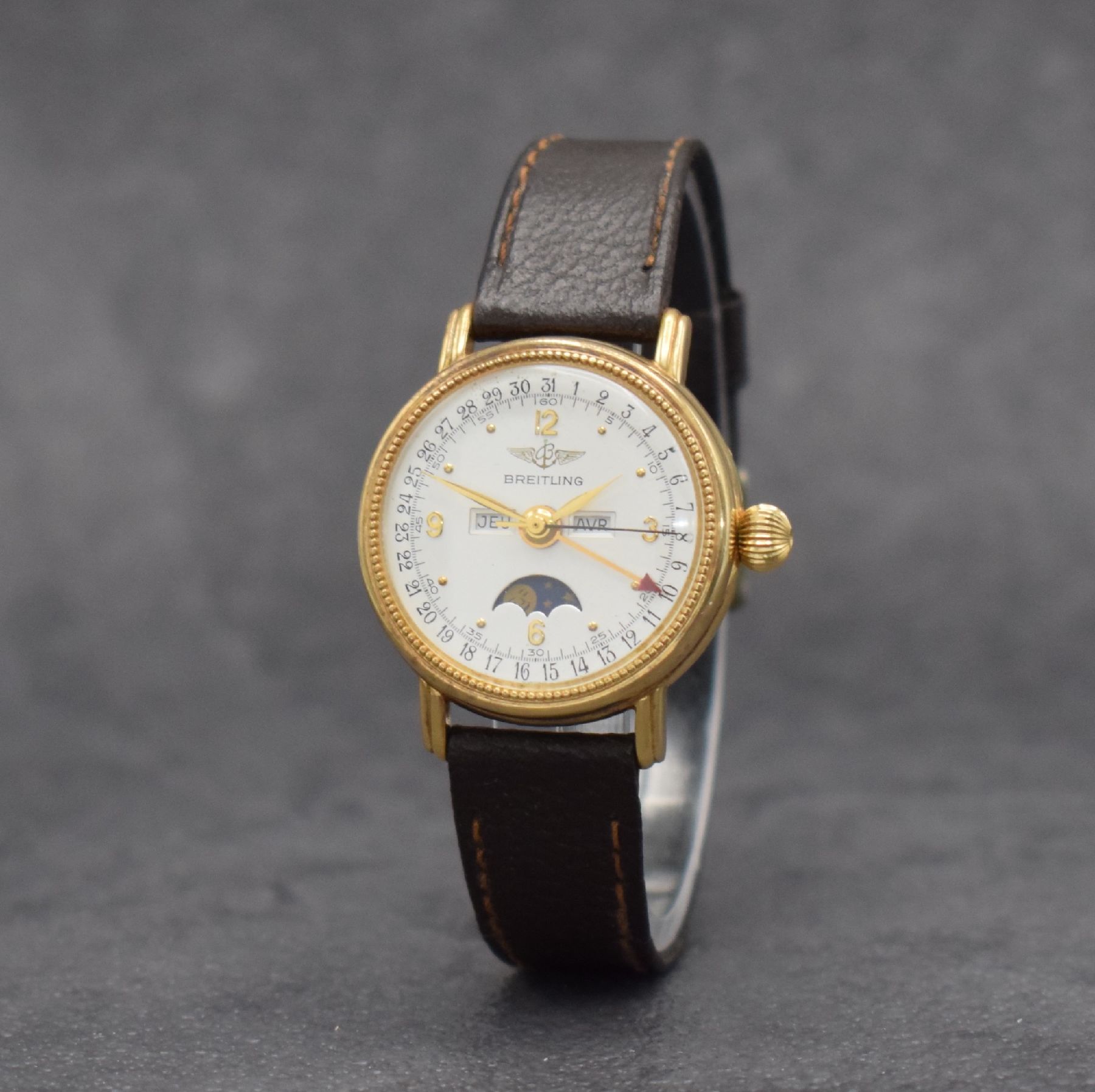 Detail b: BREITLING Damenarmbanduhr in RoseG 750/000 mit Vollkalender, Schweiz um 1980, Handaufzug, 3-teil. Geh., Boden & Glasrand aufgedr., silb. Zifferbl. m. ...