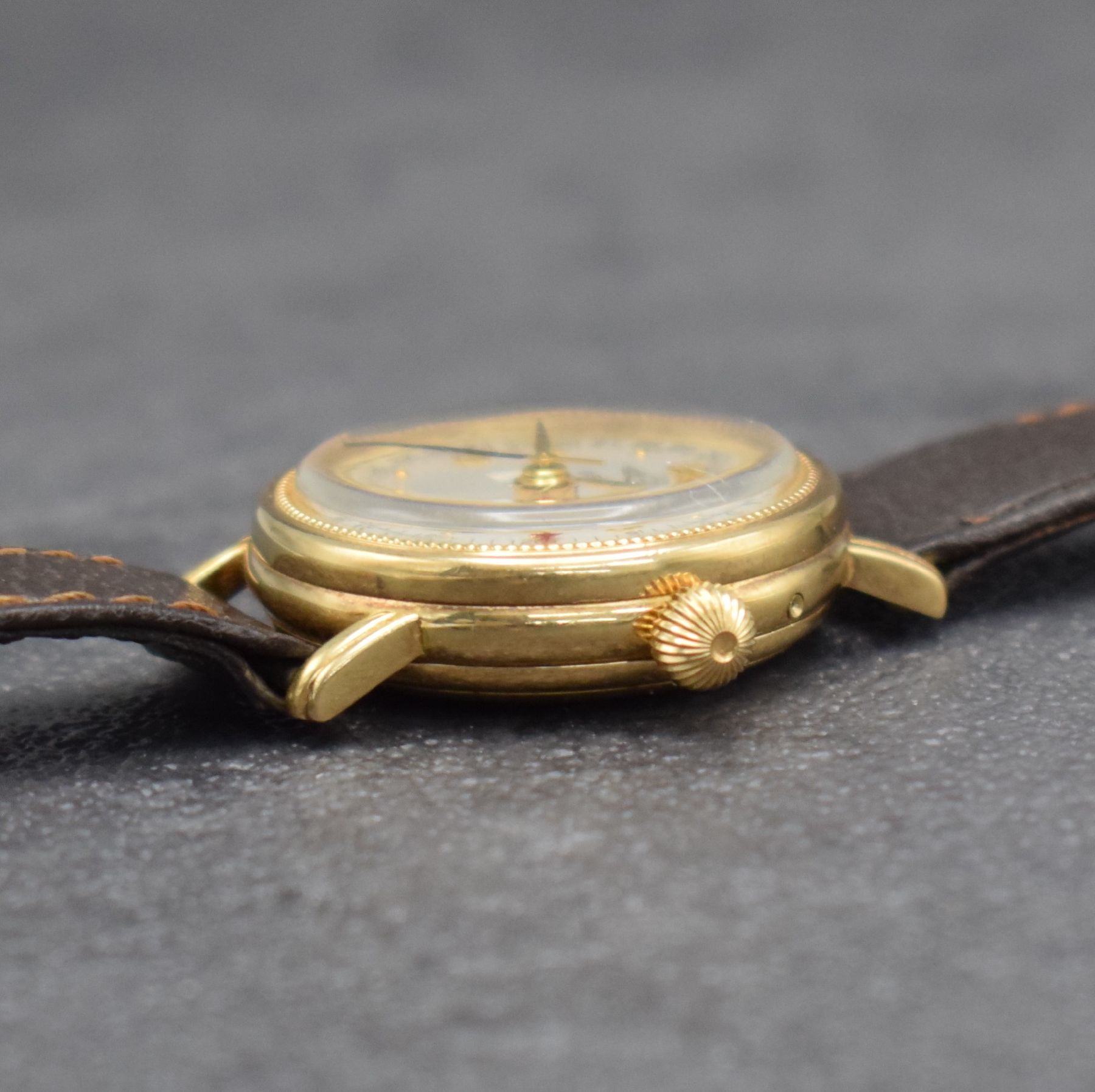 Detail d: BREITLING Damenarmbanduhr in RoseG 750/000 mit Vollkalender, Schweiz um 1980, Handaufzug, 3-teil. Geh., Boden & Glasrand aufgedr., silb. Zifferbl. m. ...