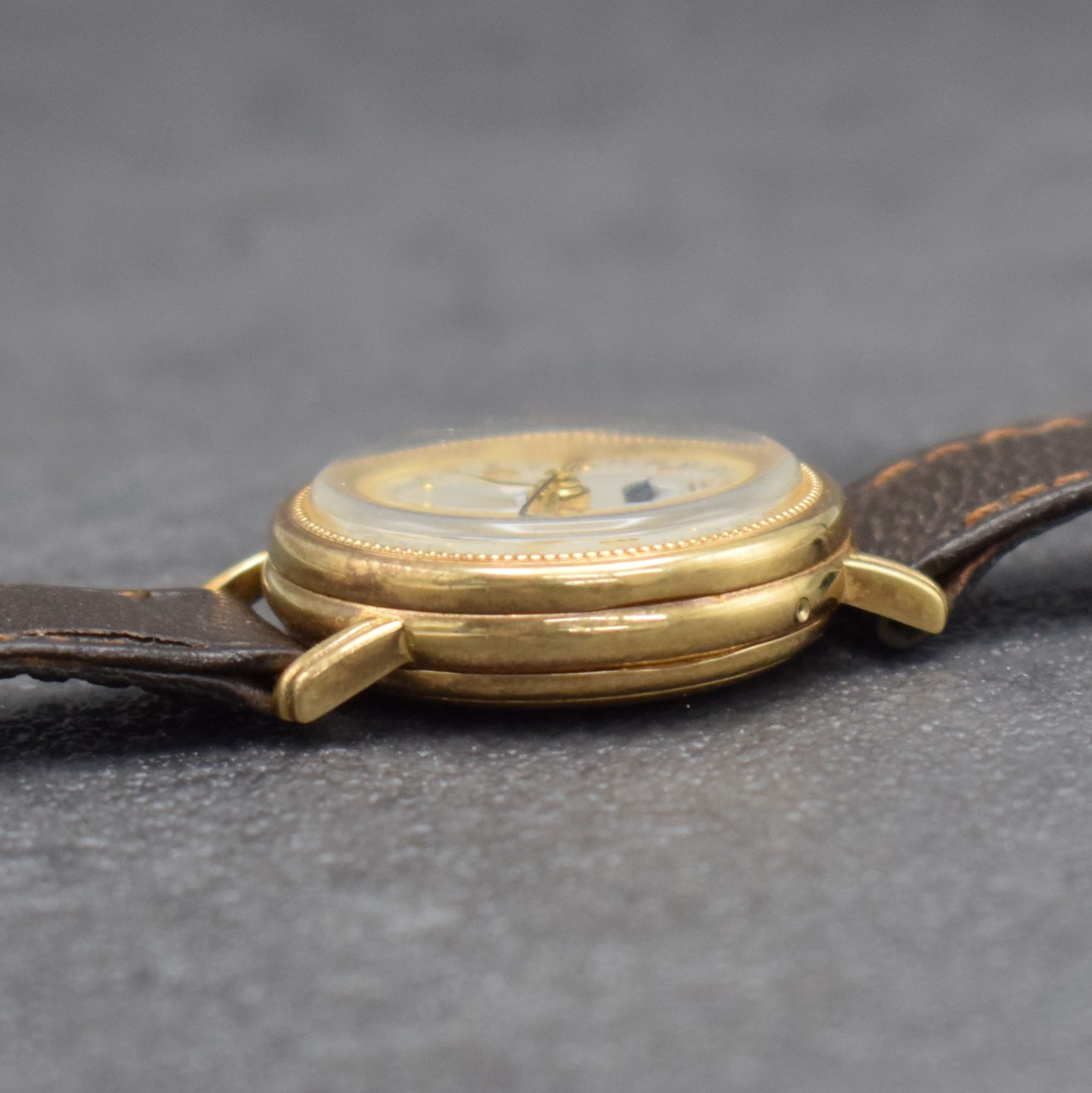 Detail e: BREITLING Damenarmbanduhr in RoseG 750/000 mit Vollkalender, Schweiz um 1980, Handaufzug, 3-teil. Geh., Boden & Glasrand aufgedr., silb. Zifferbl. m. ...