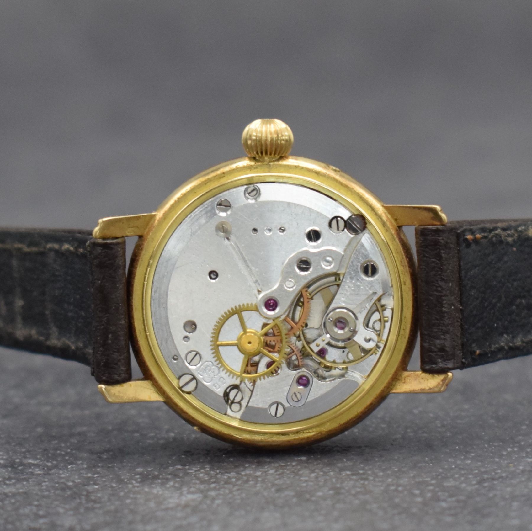 Detail g: BREITLING Damenarmbanduhr in RoseG 750/000 mit Vollkalender, Schweiz um 1980, Handaufzug, 3-teil. Geh., Boden & Glasrand aufgedr., silb. Zifferbl. m. ...