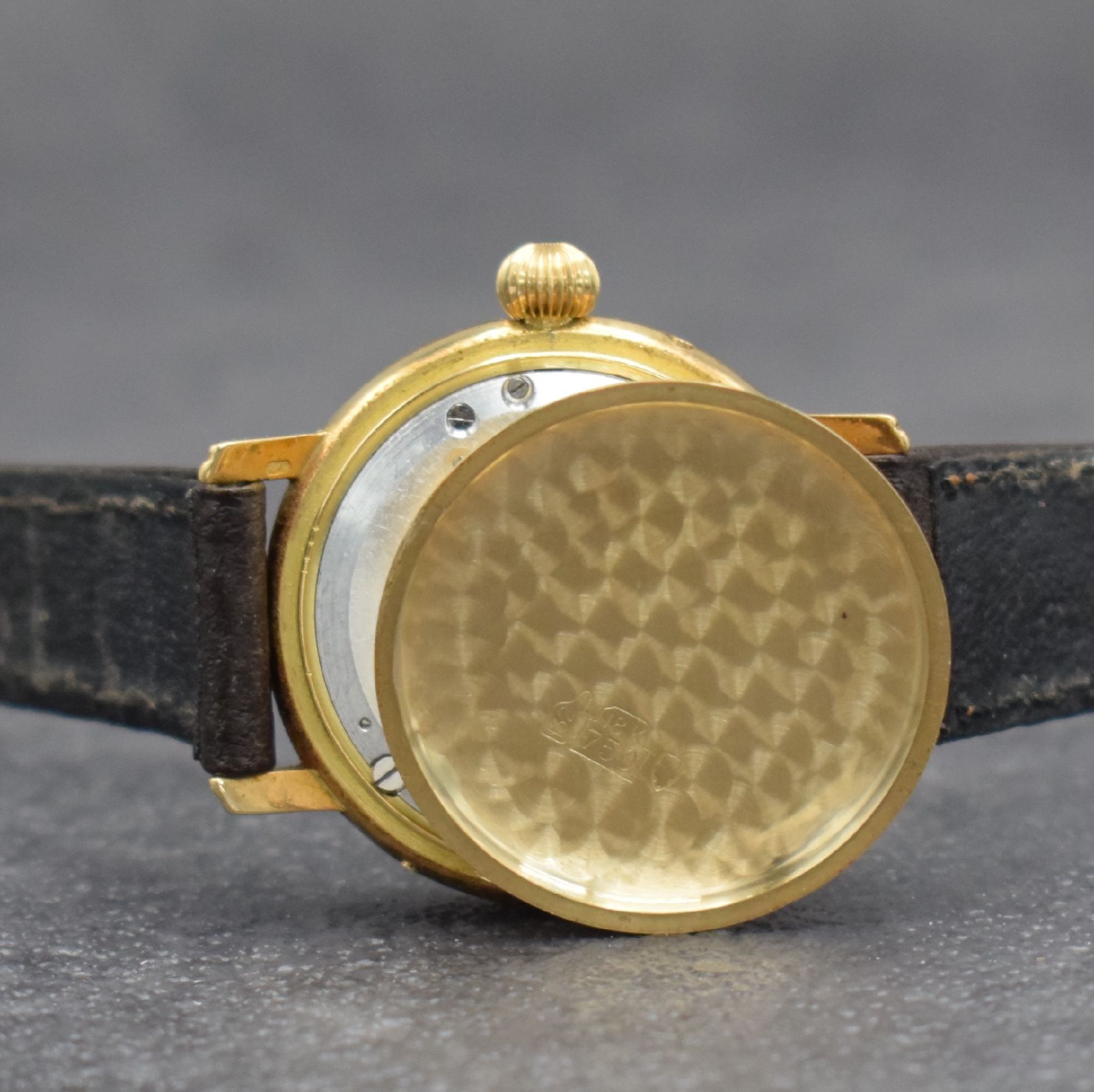 Detail h: BREITLING Damenarmbanduhr in RoseG 750/000 mit Vollkalender, Schweiz um 1980, Handaufzug, 3-teil. Geh., Boden & Glasrand aufgedr., silb. Zifferbl. m. ...