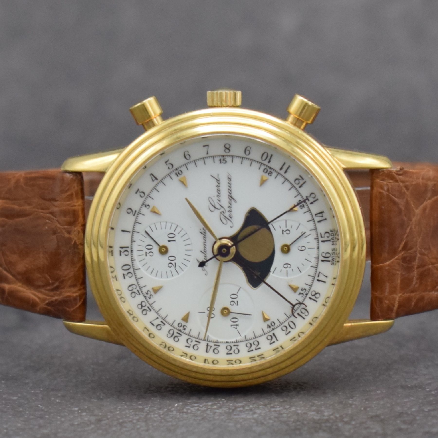 Detail a: GIRARD PERREGAUX Herrenarmbanduhr in GG 750/000 mit Chronograph, Mondphase & Datum, Schweiz um 1990, Automatik, beids. vergl. Gehäuse, Boden gedr., ...