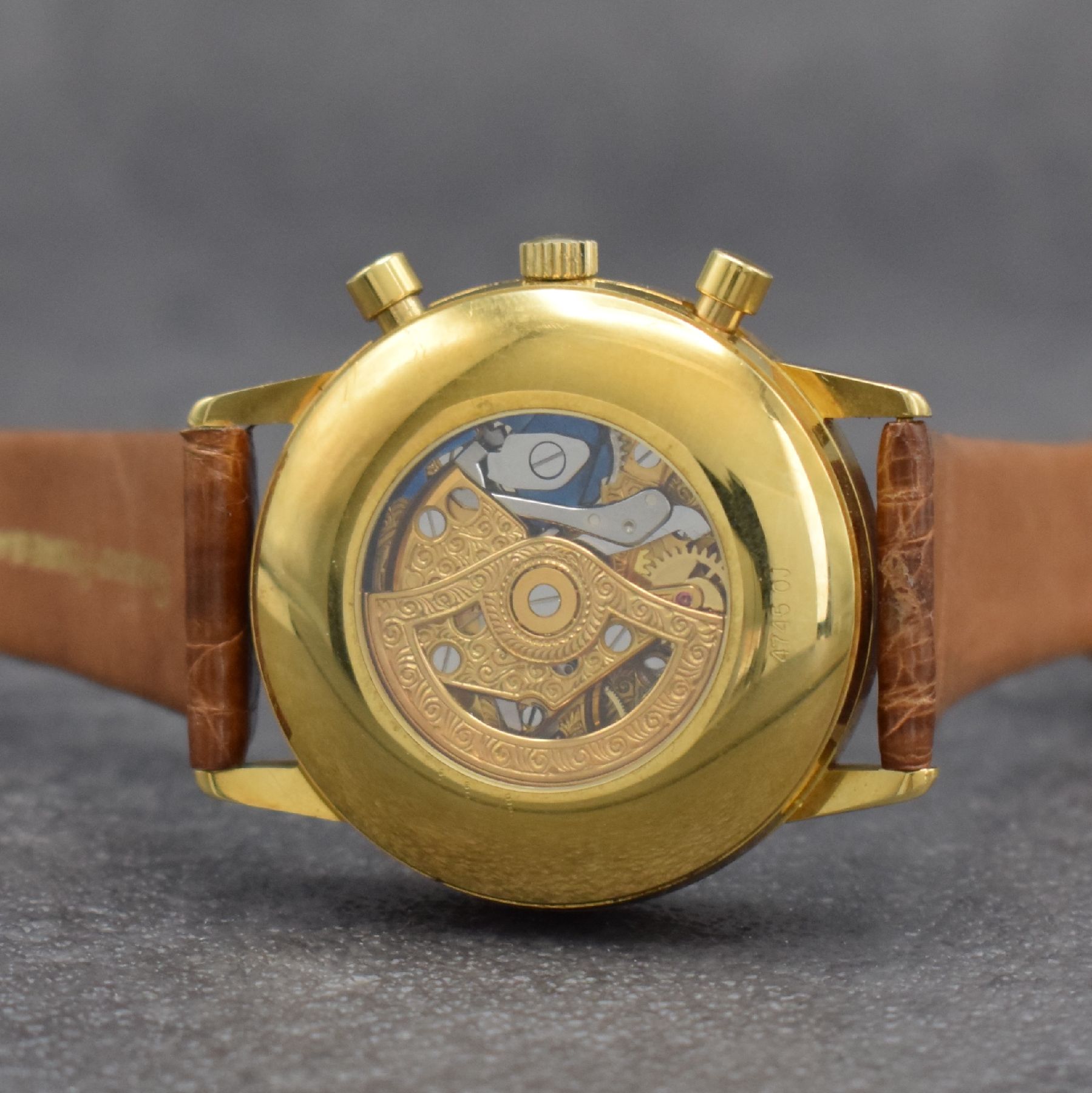 Detail e: GIRARD PERREGAUX Herrenarmbanduhr in GG 750/000 mit Chronograph, Mondphase & Datum, Schweiz um 1990, Automatik, beids. vergl. Gehäuse, Boden gedr., ...