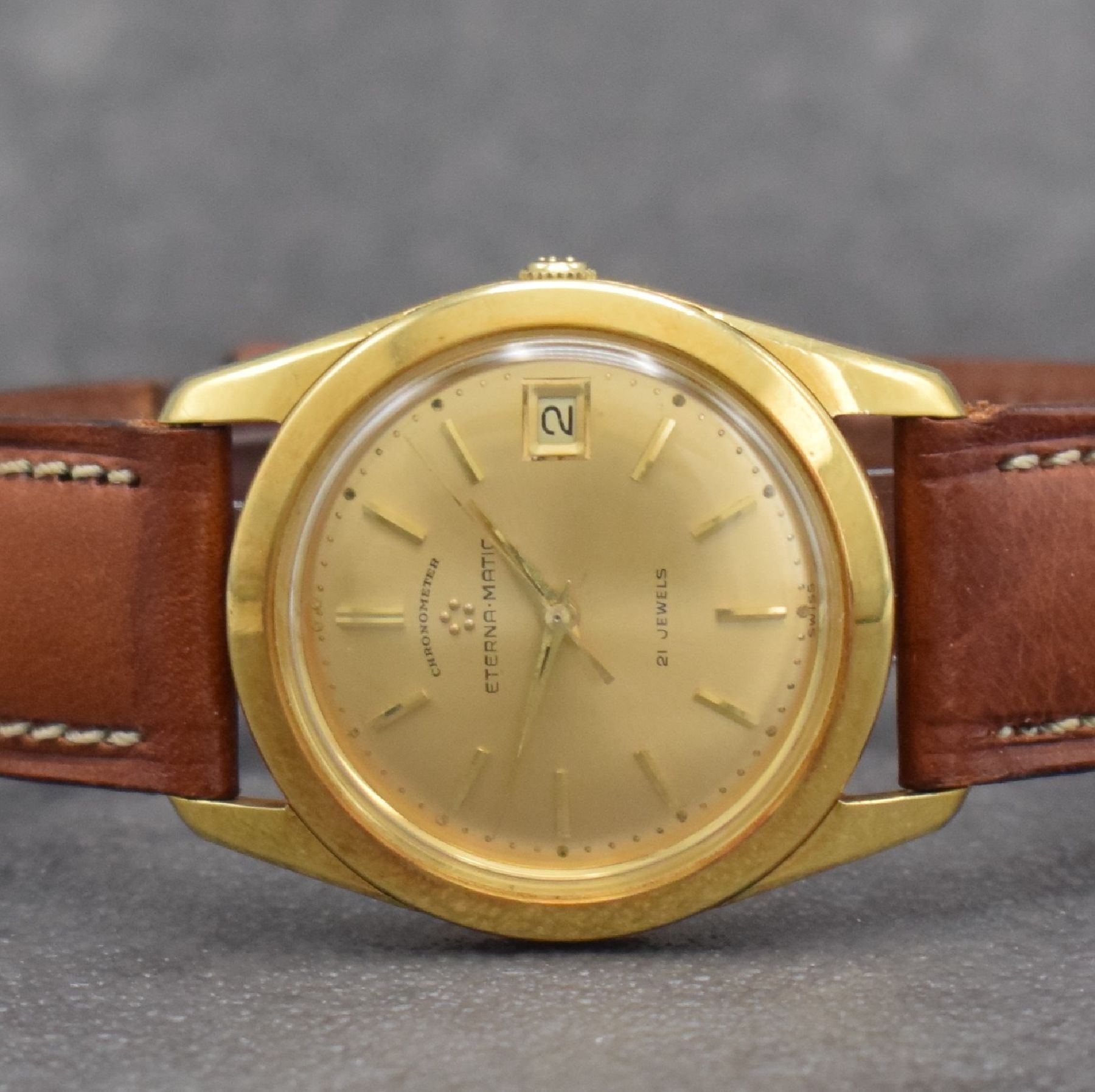 Detail a: ETERNA Chronometer Herrenarmbanduhr in GG 750/000, Schweiz um 1960, Automatik, Boden m. Wappen geschr., gold. Zifferbl. m. aufgel. Std.-Ind., gold. ...
