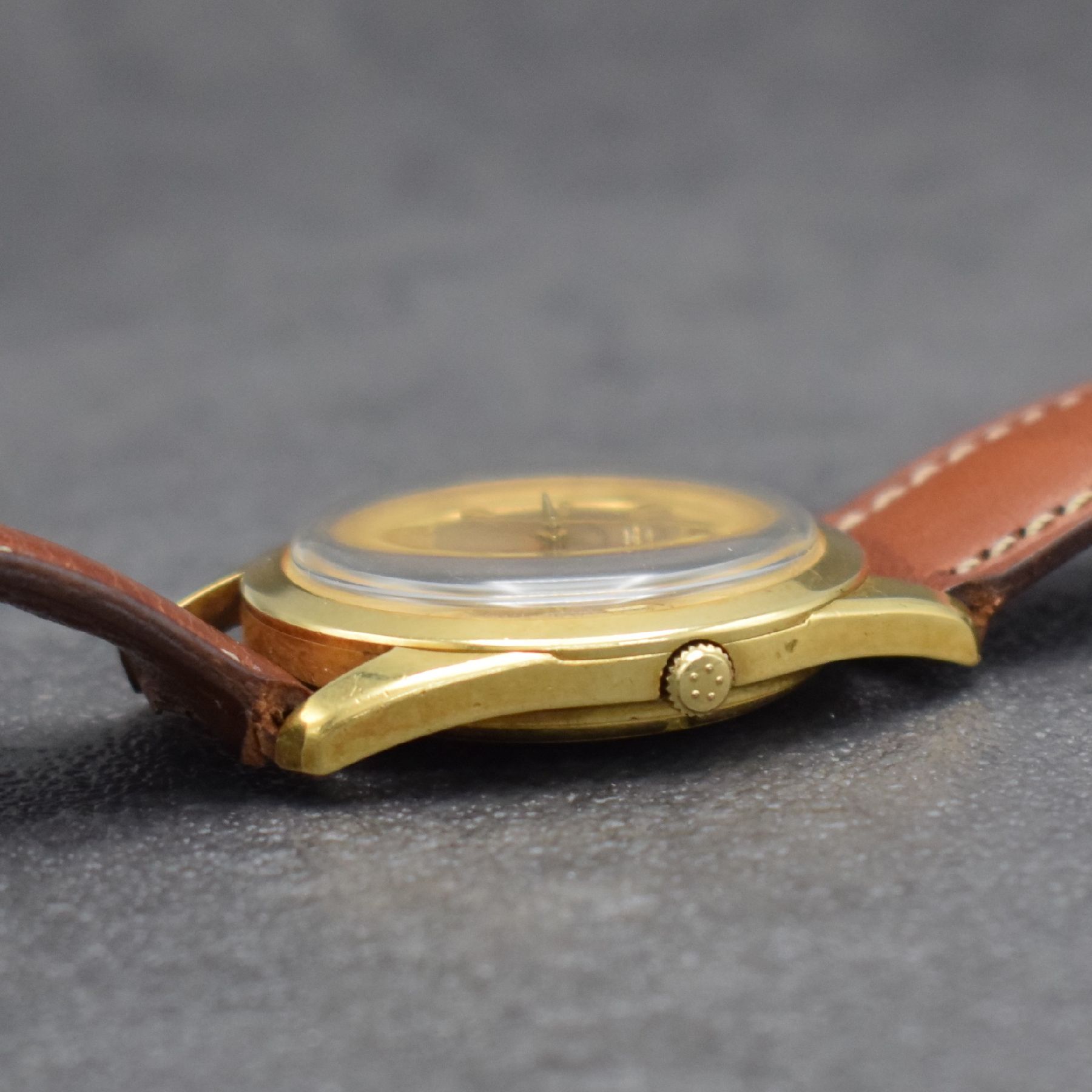 Detail d: ETERNA Chronometer Herrenarmbanduhr in GG 750/000, Schweiz um 1960, Automatik, Boden m. Wappen geschr., gold. Zifferbl. m. aufgel. Std.-Ind., gold. ...