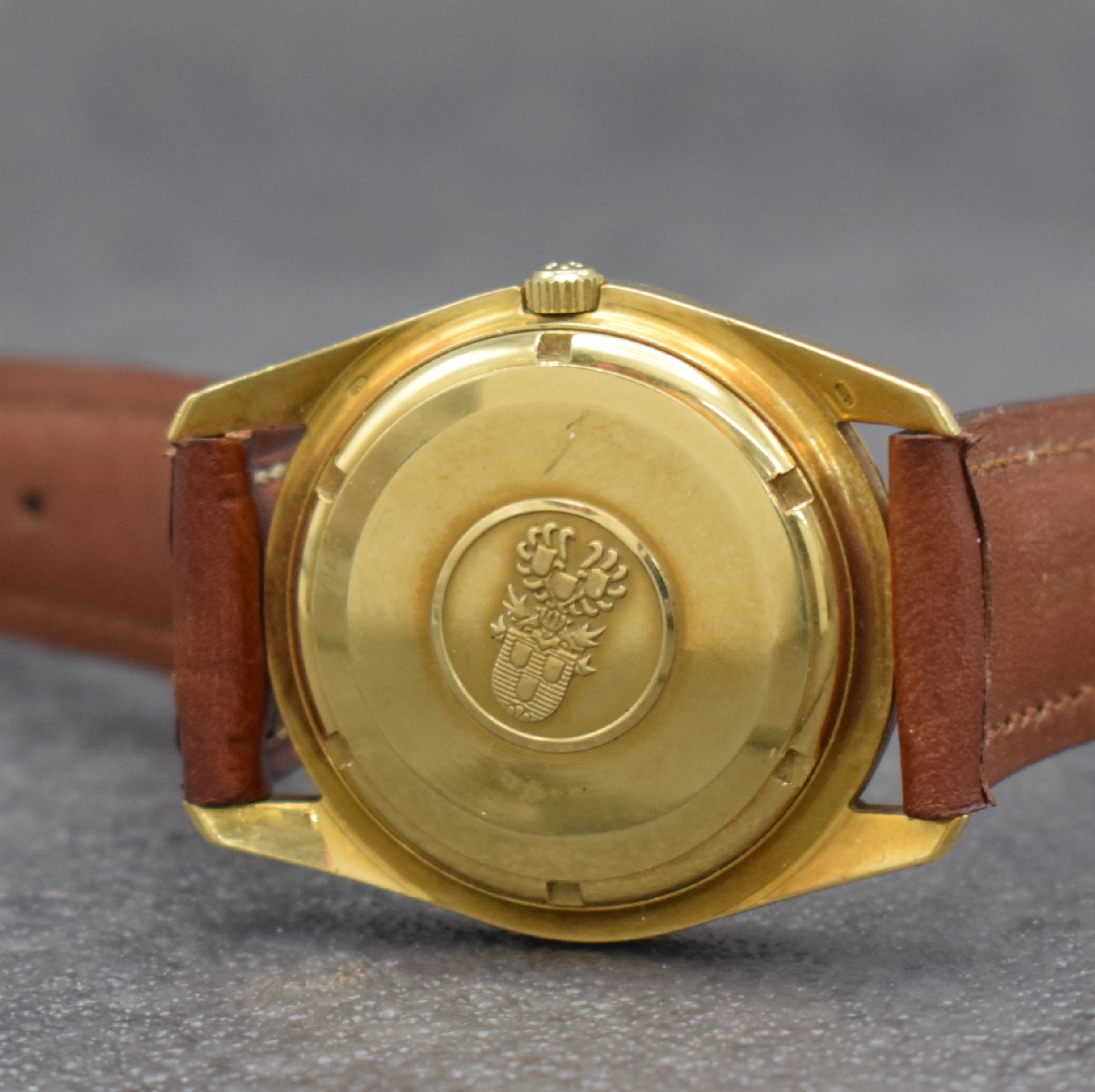 Detail e: ETERNA Chronometer Herrenarmbanduhr in GG 750/000, Schweiz um 1960, Automatik, Boden m. Wappen geschr., gold. Zifferbl. m. aufgel. Std.-Ind., gold. ...