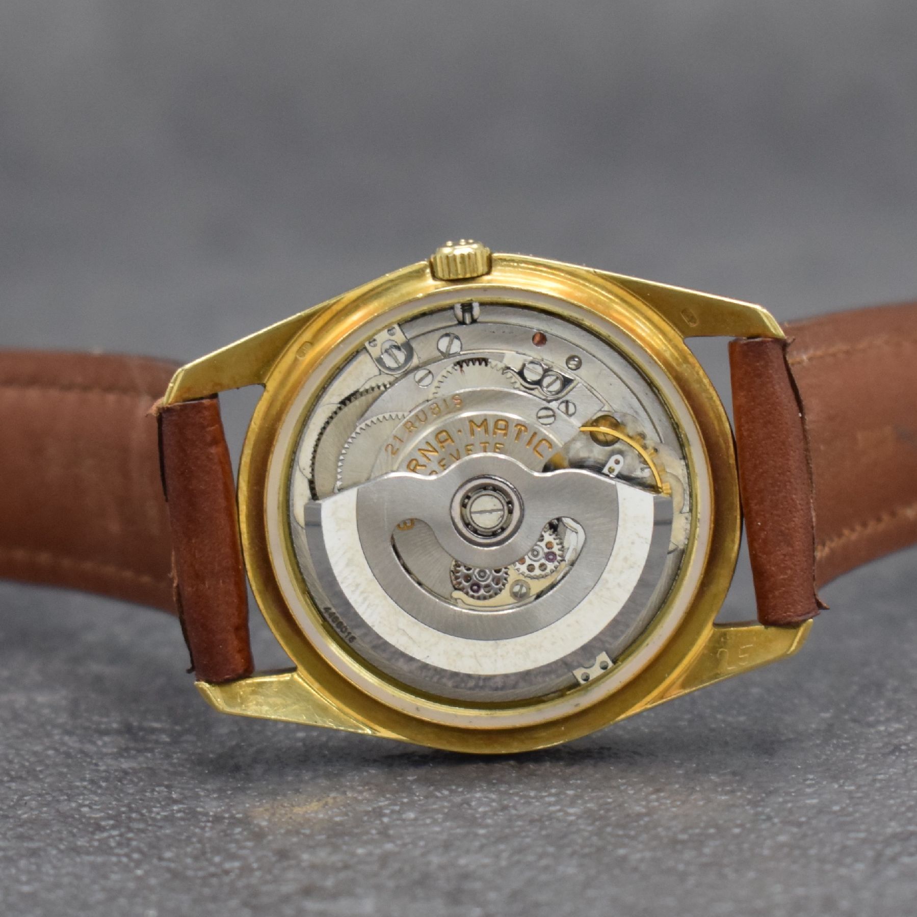 Detail f: ETERNA Chronometer Herrenarmbanduhr in GG 750/000, Schweiz um 1960, Automatik, Boden m. Wappen geschr., gold. Zifferbl. m. aufgel. Std.-Ind., gold. ...