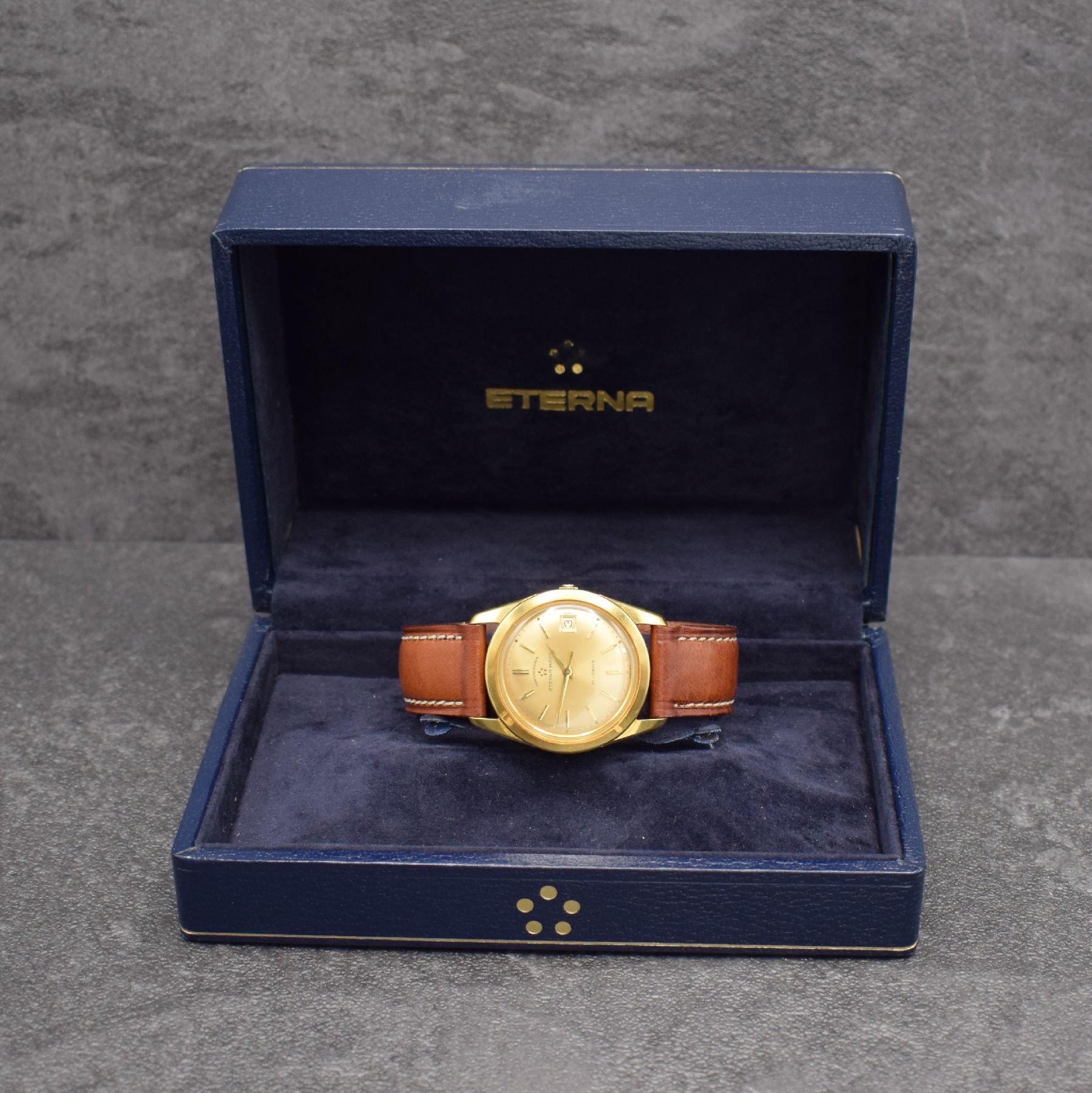 Detail i: ETERNA Chronometer Herrenarmbanduhr in GG 750/000, Schweiz um 1960, Automatik, Boden m. Wappen geschr., gold. Zifferbl. m. aufgel. Std.-Ind., gold. ...