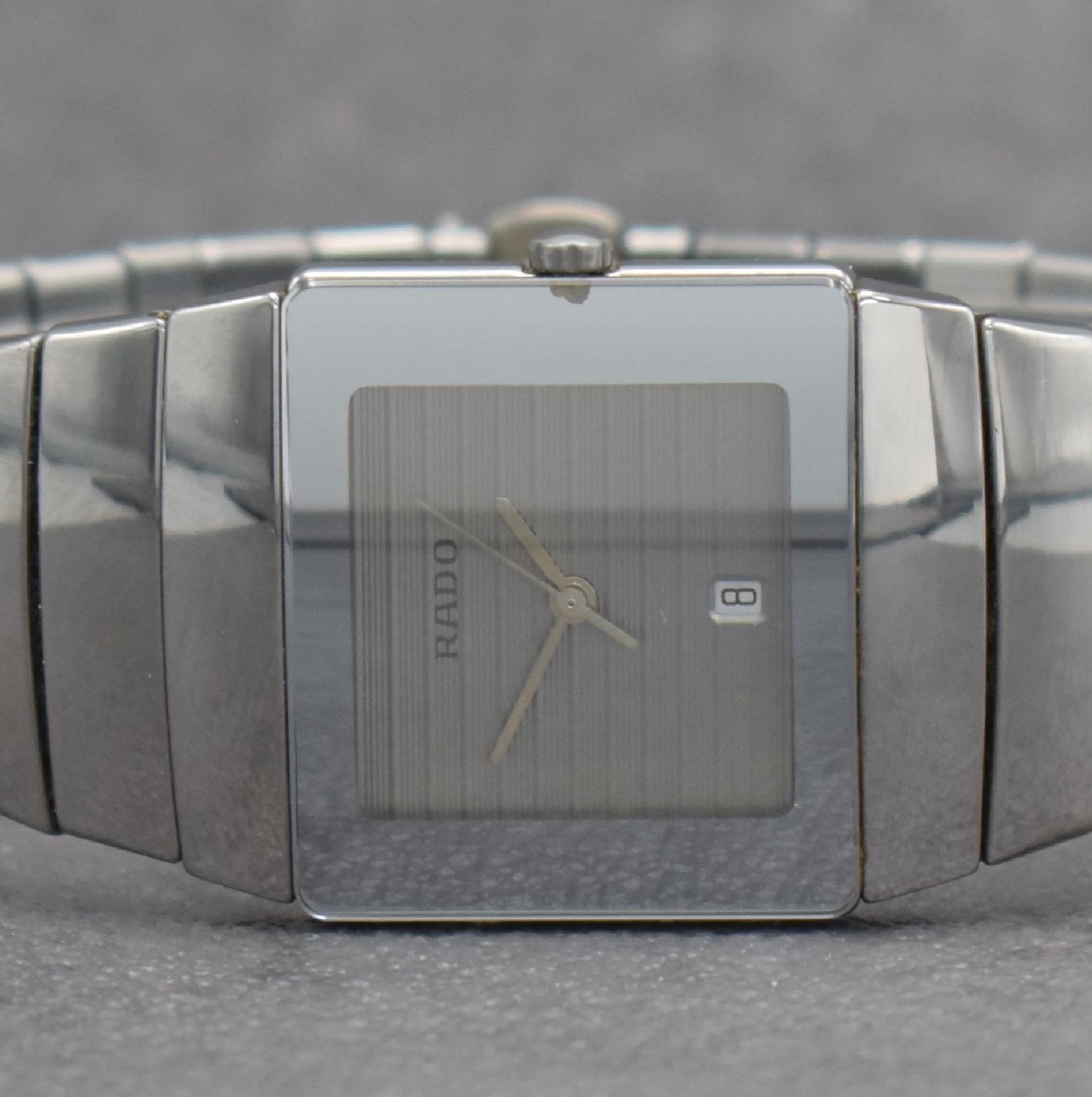Detail b: RADO Diastar Armbanduhr, Schweiz um 1995, quarz, Ref. 152.0332.3, Keramikgehäuse inkl. Keramikband m. dopp. Faltschl., graues Zifferbl. im ...