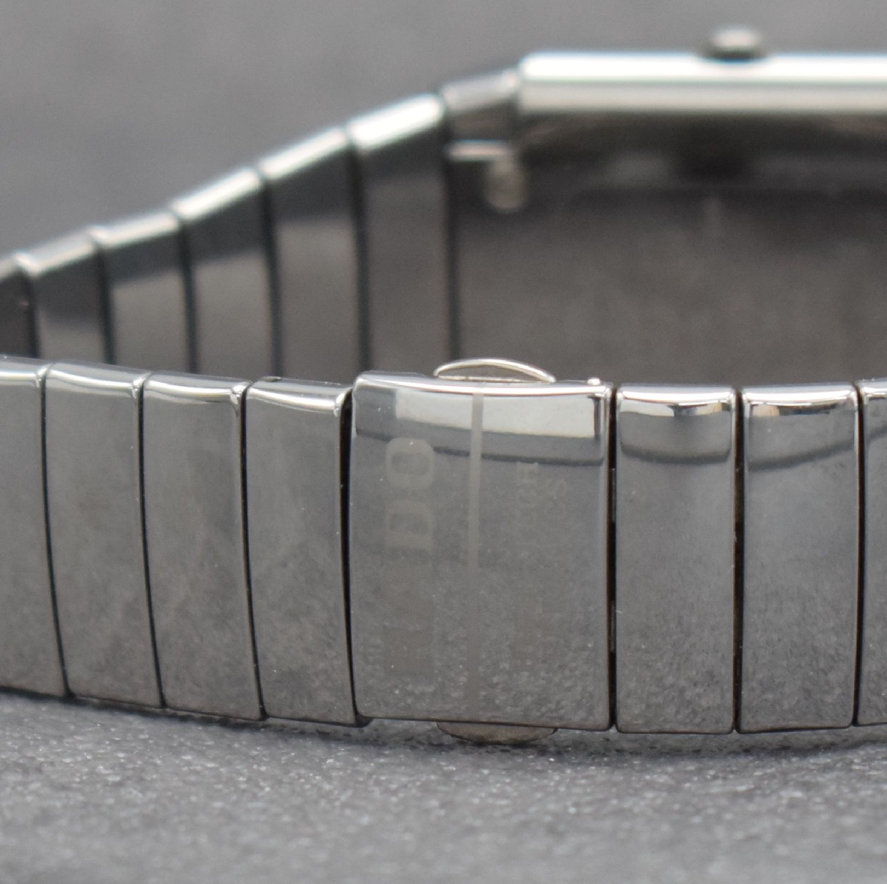 Detail c: RADO Diastar Armbanduhr, Schweiz um 1995, quarz, Ref. 152.0332.3, Keramikgehäuse inkl. Keramikband m. dopp. Faltschl., graues Zifferbl. im ...