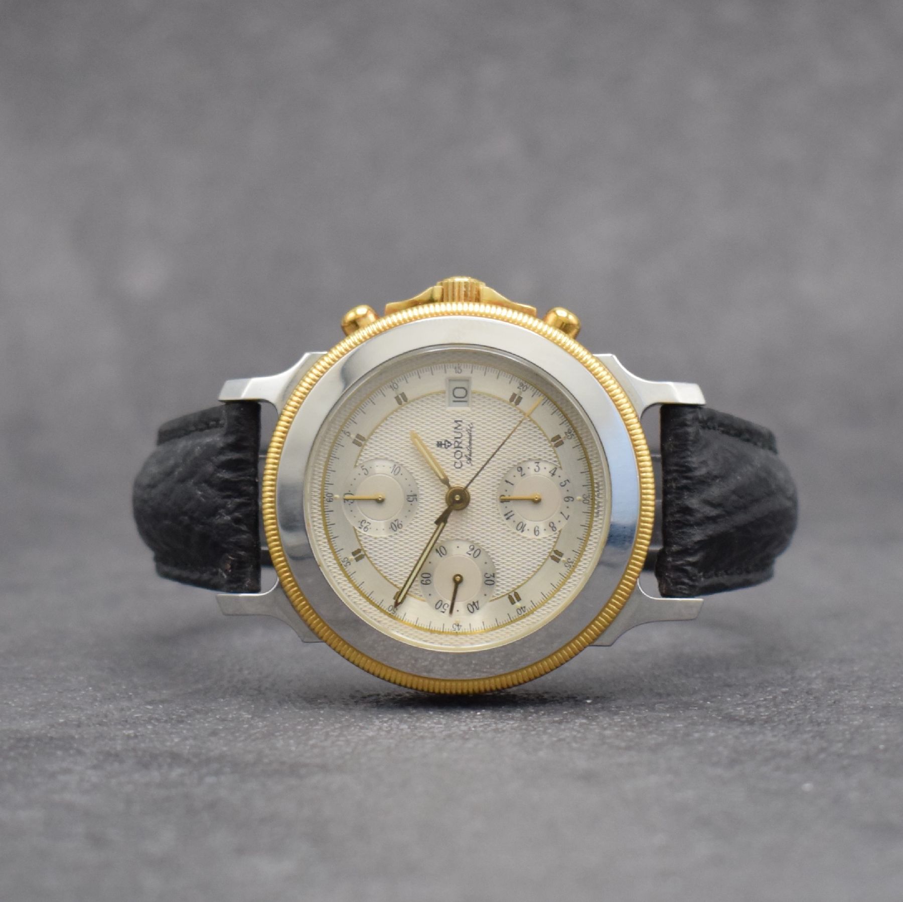 CORUM Armbandchronograph Les Temps Mecanique Referenz 77.111.21, Automatik, Schweiz um 1990, Edelstahl/Gold kombiniert inkl. orig. Lederband (zu ...