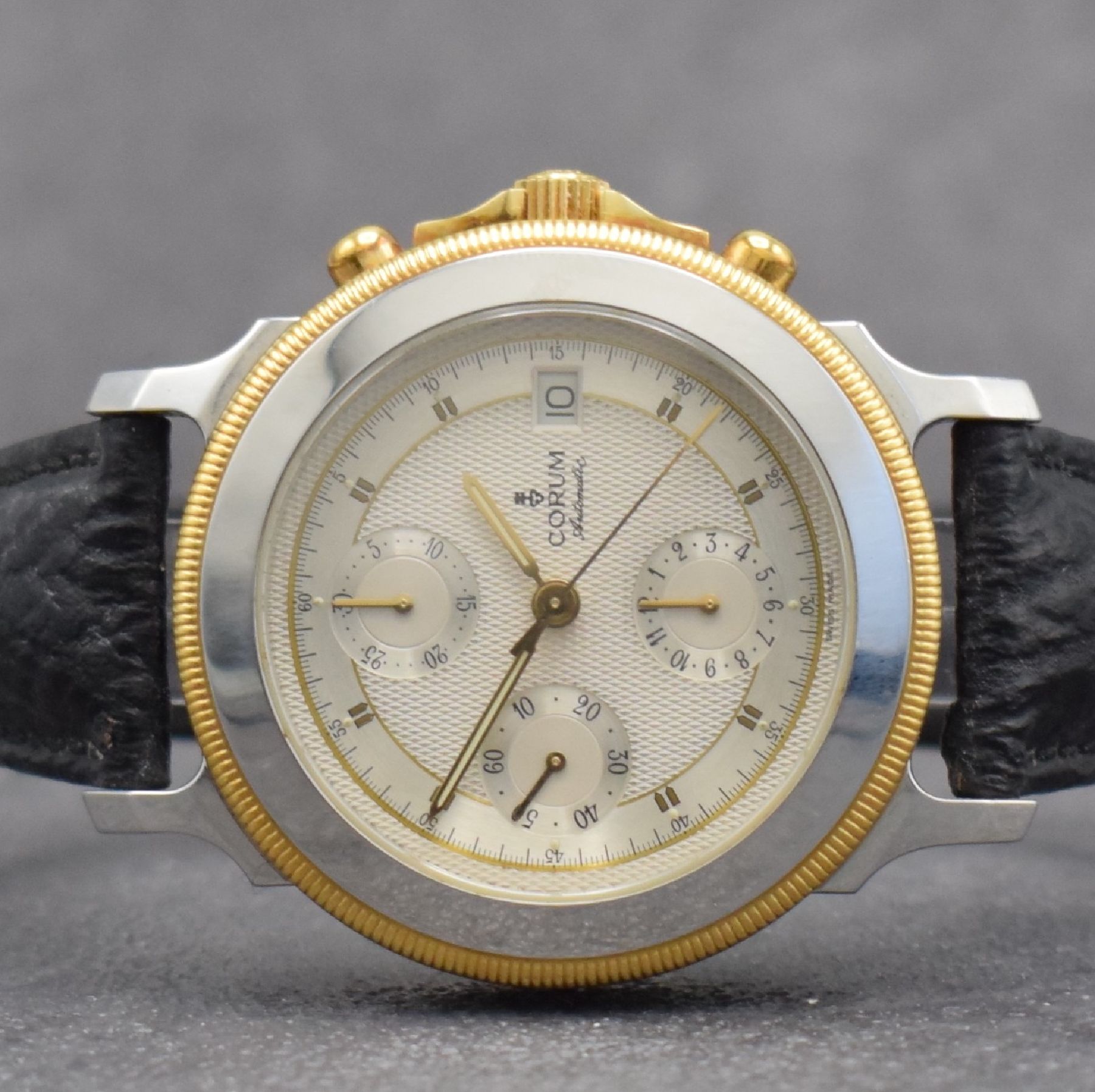 Detail a: CORUM Armbandchronograph Les Temps Mecanique Referenz 77.111.21, Automatik, Schweiz um 1990, Edelstahl/Gold kombiniert inkl. orig. Lederband (zu ...