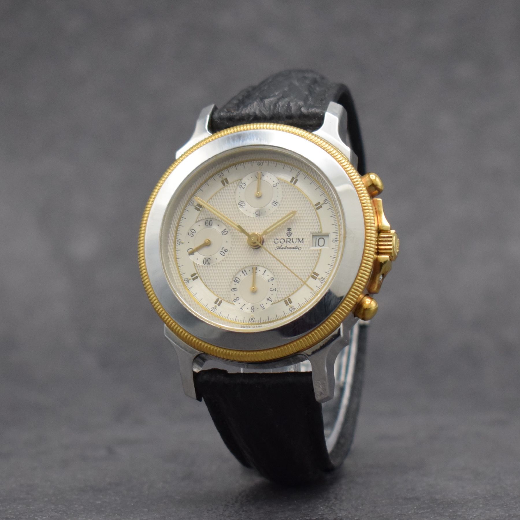 Detail b: CORUM Armbandchronograph Les Temps Mecanique Referenz 77.111.21, Automatik, Schweiz um 1990, Edelstahl/Gold kombiniert inkl. orig. Lederband (zu ...