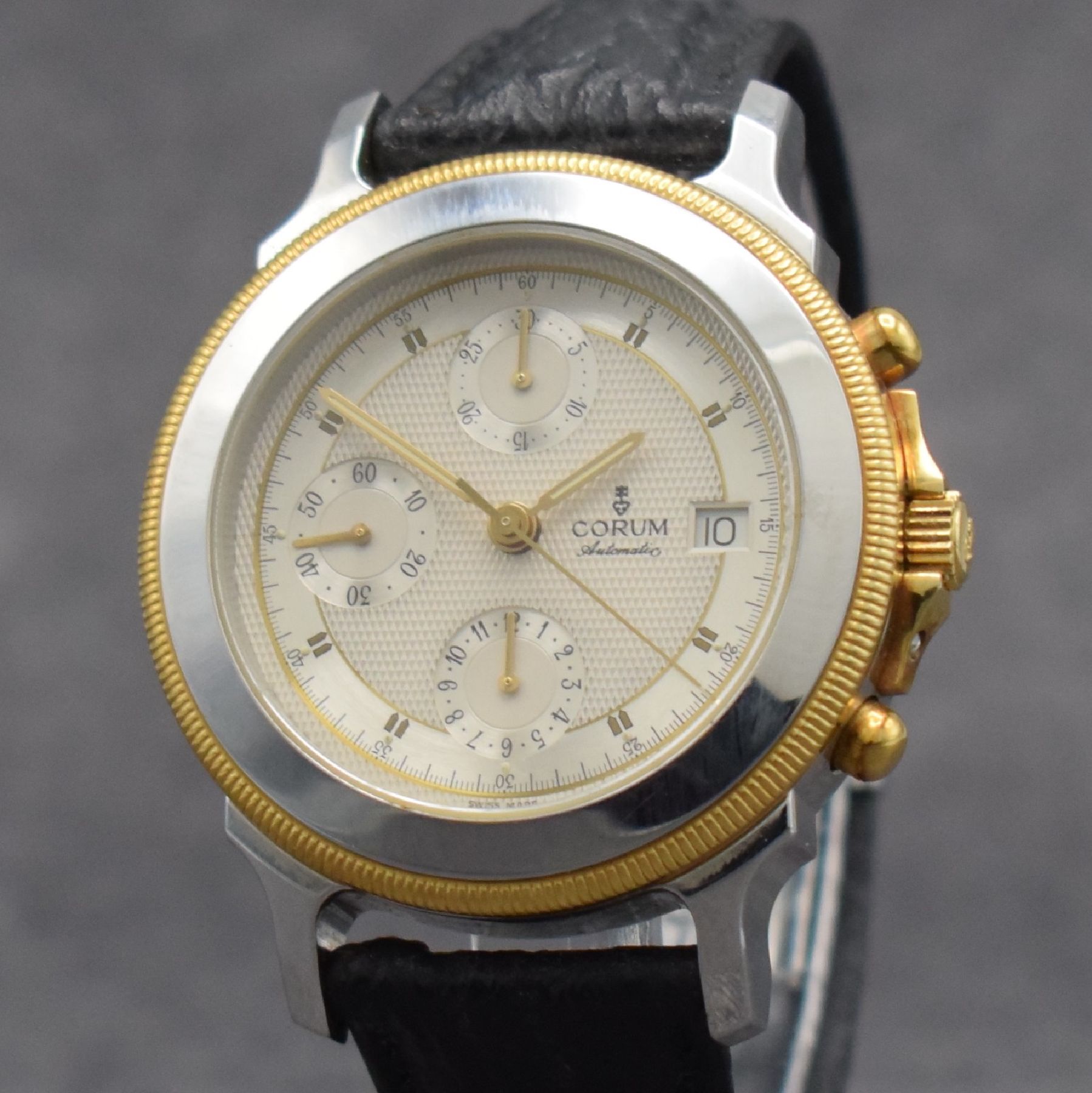 Detail c: CORUM Armbandchronograph Les Temps Mecanique Referenz 77.111.21, Automatik, Schweiz um 1990, Edelstahl/Gold kombiniert inkl. orig. Lederband (zu ...