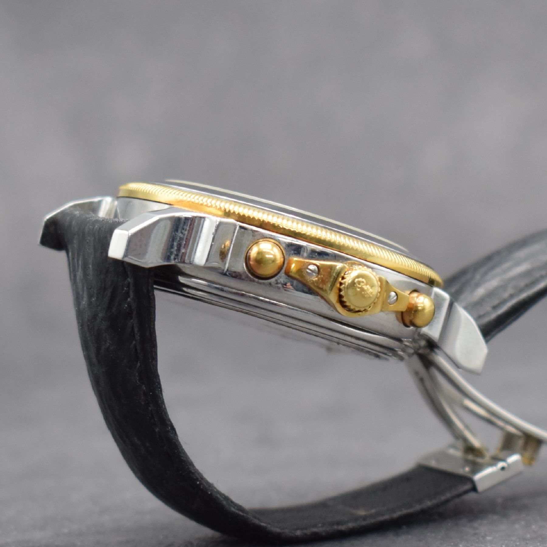 Detail e: CORUM Armbandchronograph Les Temps Mecanique Referenz 77.111.21, Automatik, Schweiz um 1990, Edelstahl/Gold kombiniert inkl. orig. Lederband (zu ...