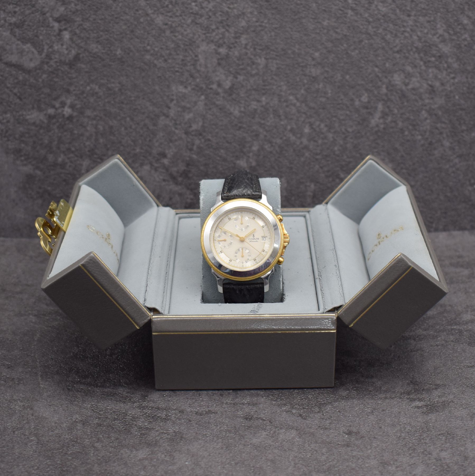 Detail g: CORUM Armbandchronograph Les Temps Mecanique Referenz 77.111.21, Automatik, Schweiz um 1990, Edelstahl/Gold kombiniert inkl. orig. Lederband (zu ...
